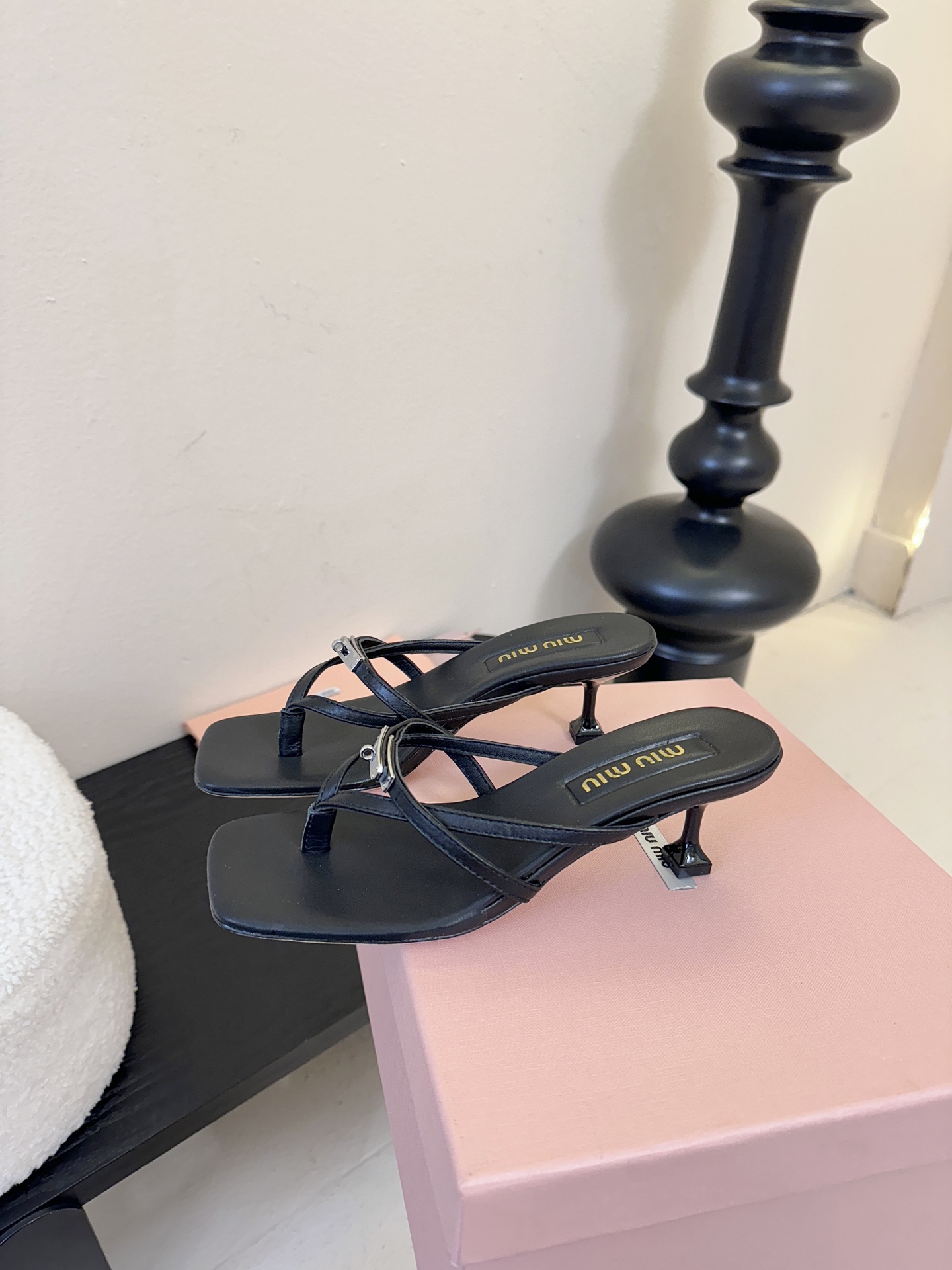 miu ss26new arrival～miu家26春夏高跟凉鞋系列，兼具性感与可爱牛皮材质，羊皮内里，
