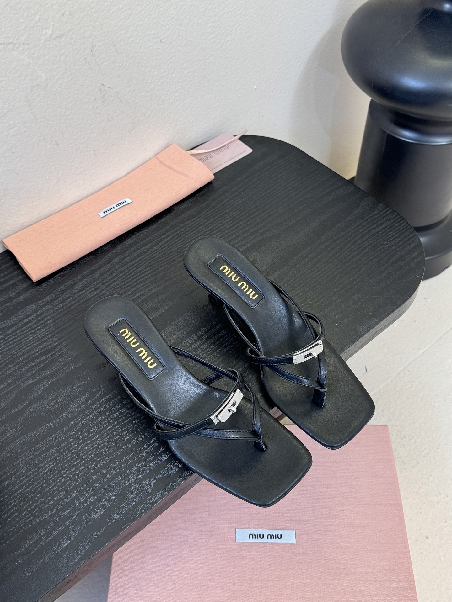 miu ss26new arrival～miu家26春夏高跟凉鞋系列，兼具性感与可爱牛皮材质，羊皮内里，