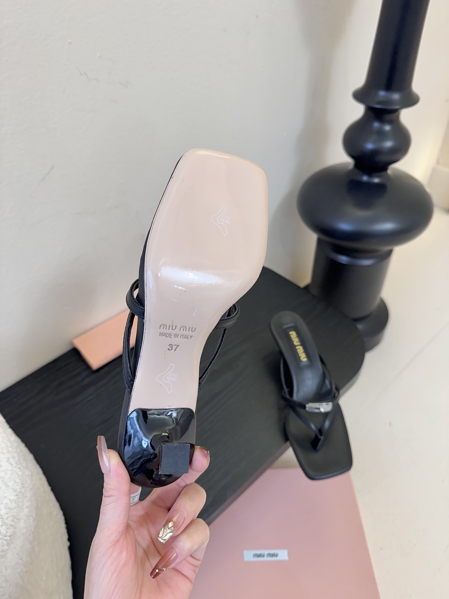 miu ss26new arrival～miu家26春夏高跟凉鞋系列，兼具性感与可爱牛皮材质，羊皮内里，