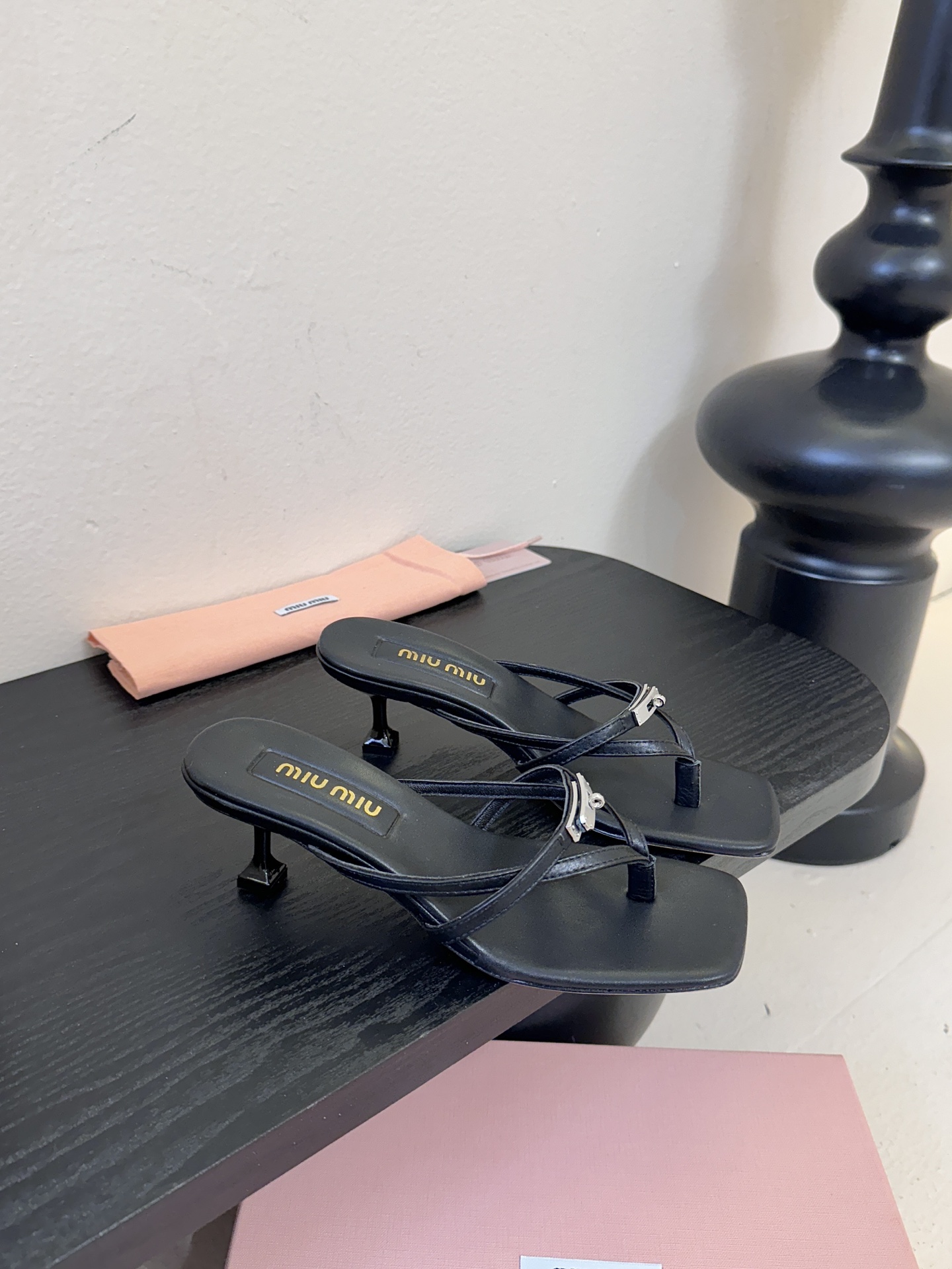 miu ss26new arrival～miu家26春夏高跟凉鞋系列，兼具性感与可爱牛皮材质，羊皮内里，