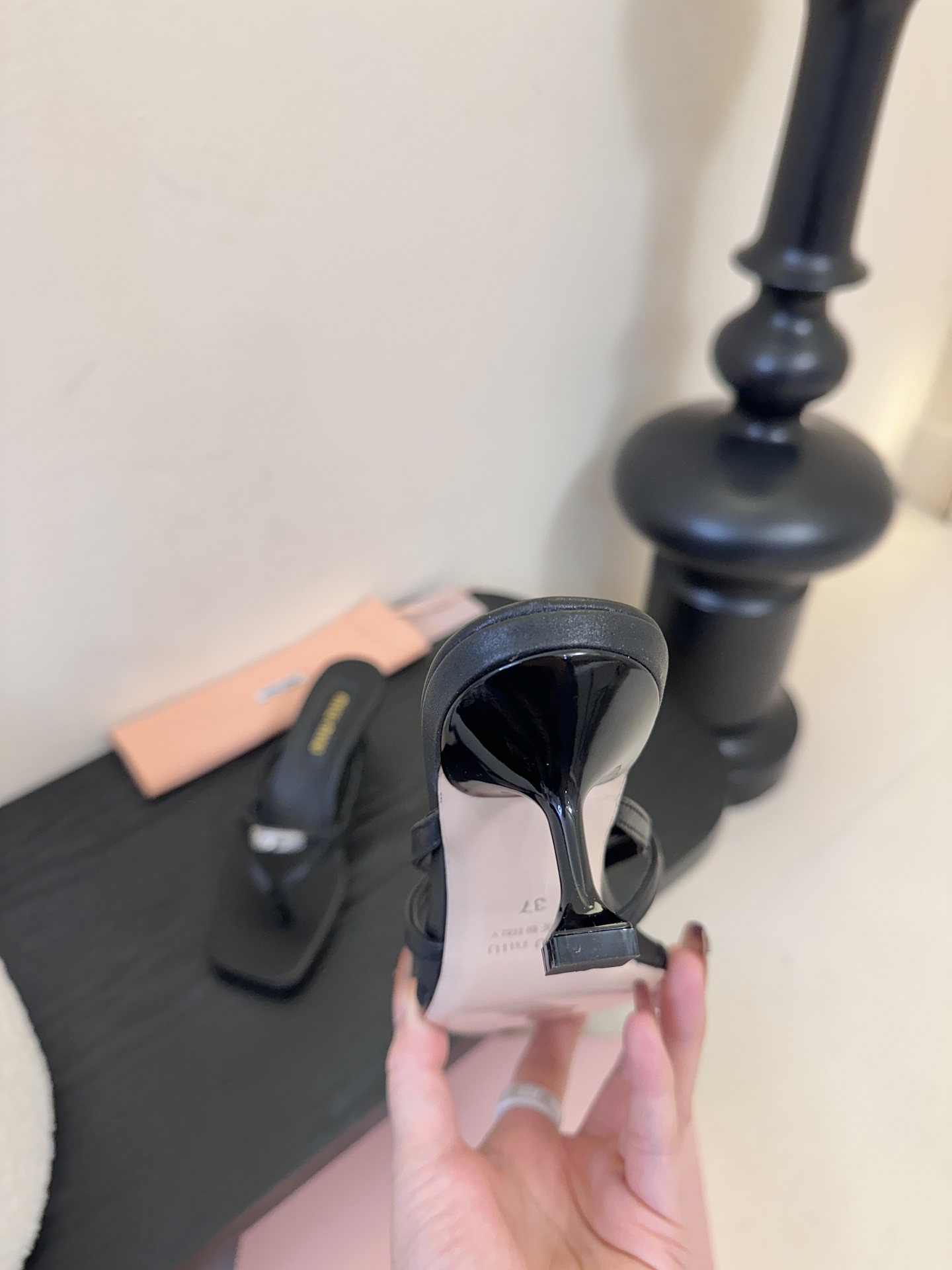 miu ss26new arrival～miu家26春夏高跟凉鞋系列，兼具性感与可爱牛皮材质，羊皮内里，