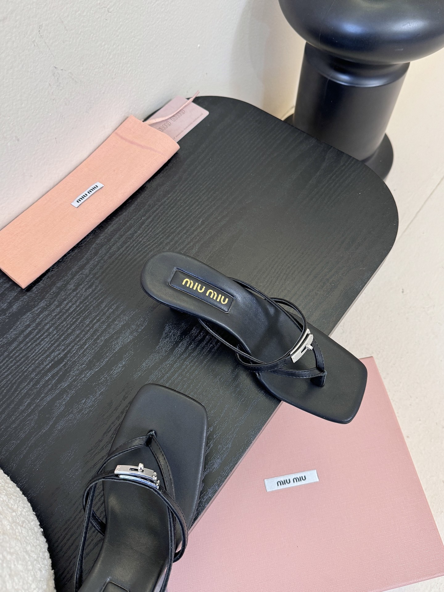 miu ss26new arrival～miu家26春夏高跟凉鞋系列，兼具性感与可爱牛皮材质，羊皮内里，