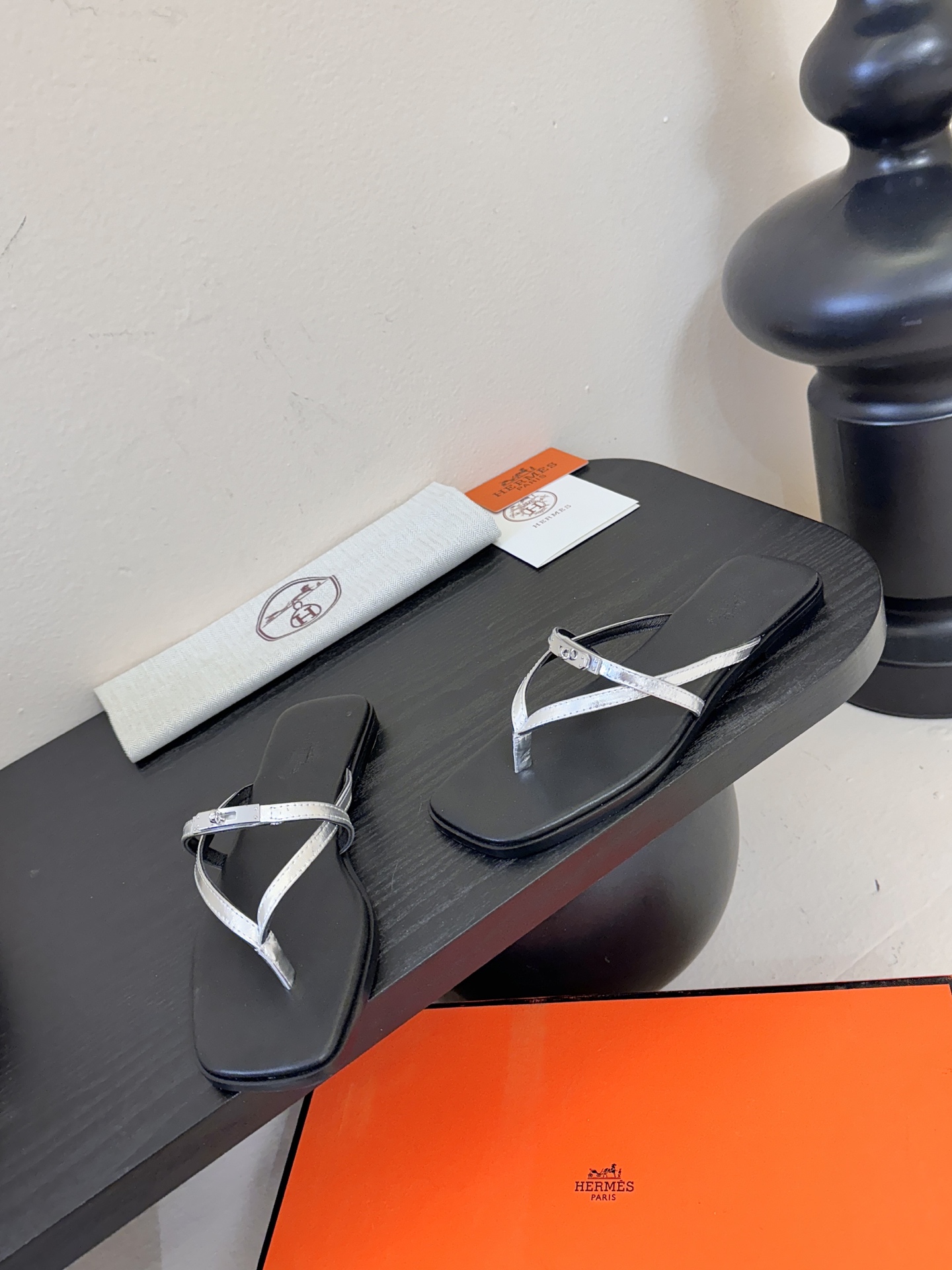 ❥SNGG简介｜简约H夹脚拖H拖在人潮中脱颖而出，是一件很好搭配的时髦单品，黑色的沉稳气质轻松百搭，加上