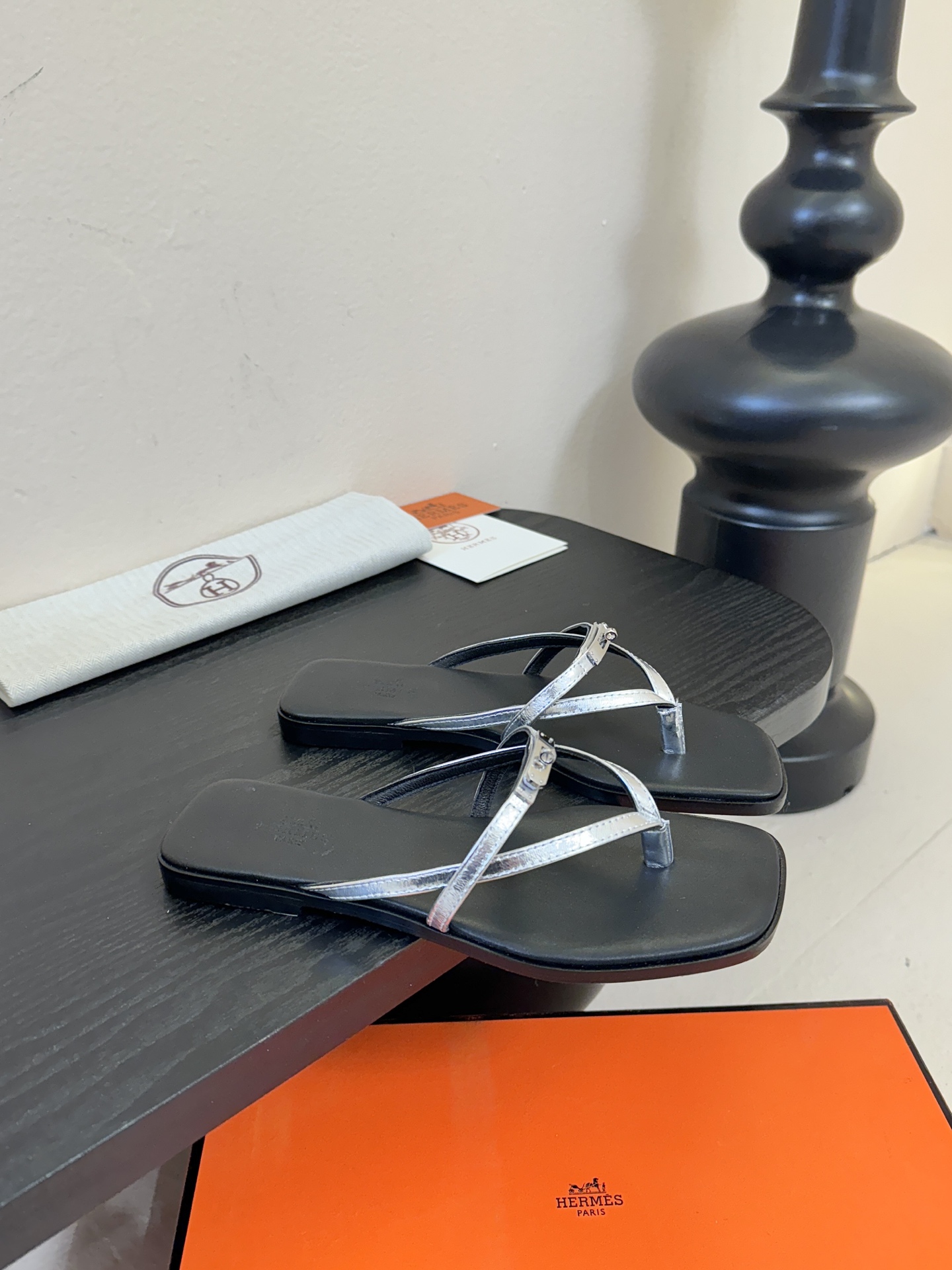 ❥SNGG简介｜简约H夹脚拖H拖在人潮中脱颖而出，是一件很好搭配的时髦单品，黑色的沉稳气质轻松百搭，加上