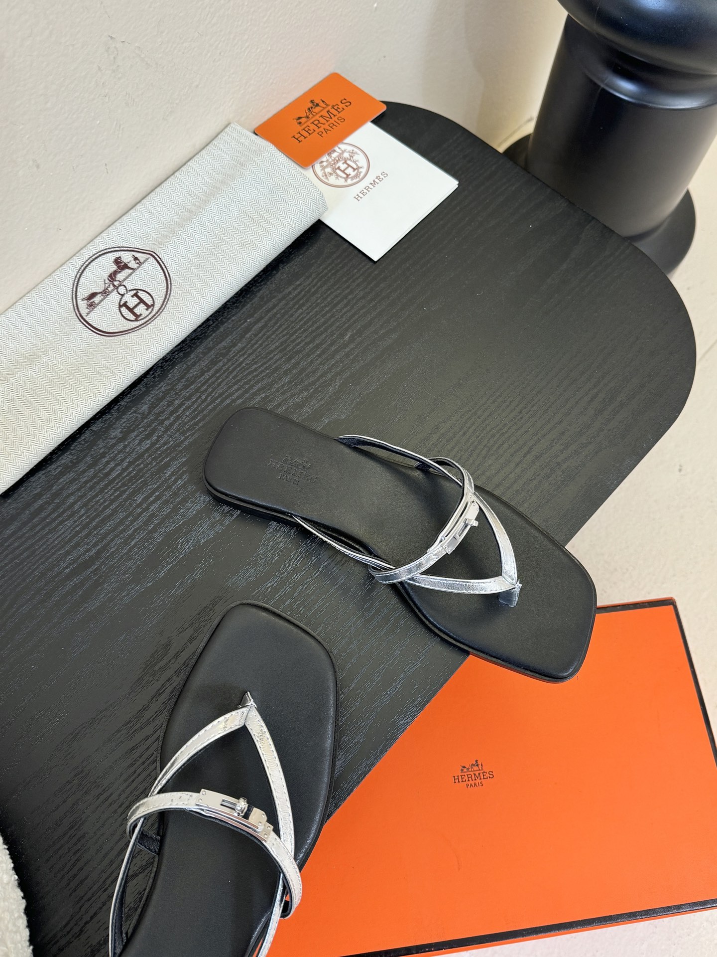 ❥SNGG简介｜简约H夹脚拖H拖在人潮中脱颖而出，是一件很好搭配的时髦单品，黑色的沉稳气质轻松百搭，加上