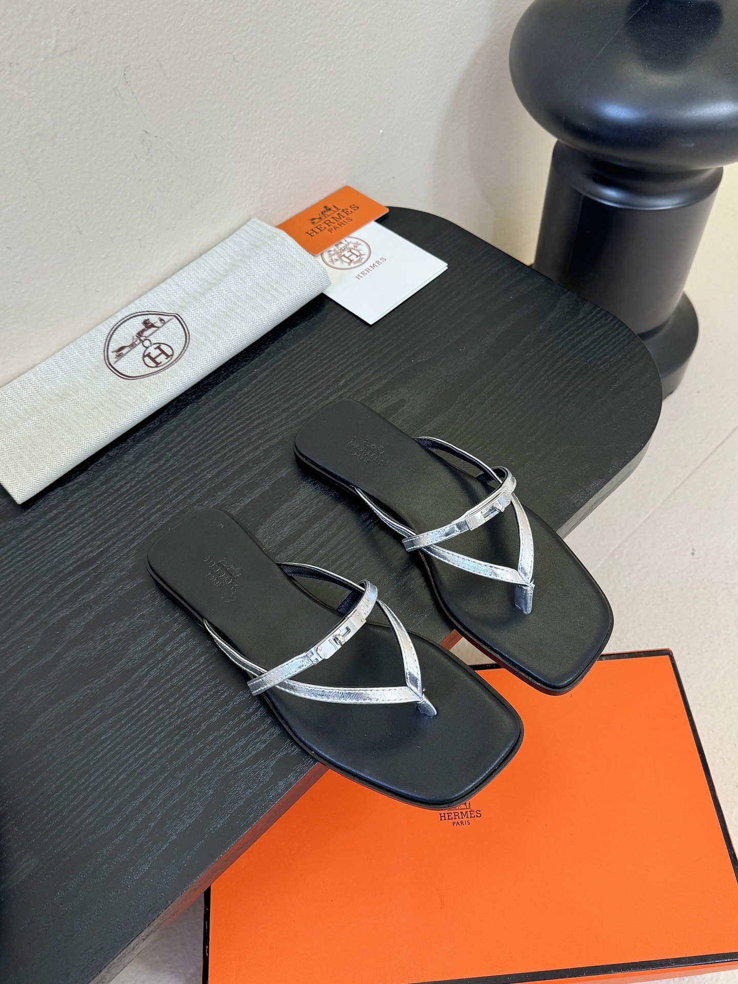 ❥SNGG简介｜简约H夹脚拖H拖在人潮中脱颖而出，是一件很好搭配的时髦单品，黑色的沉稳气质轻松百搭，加上