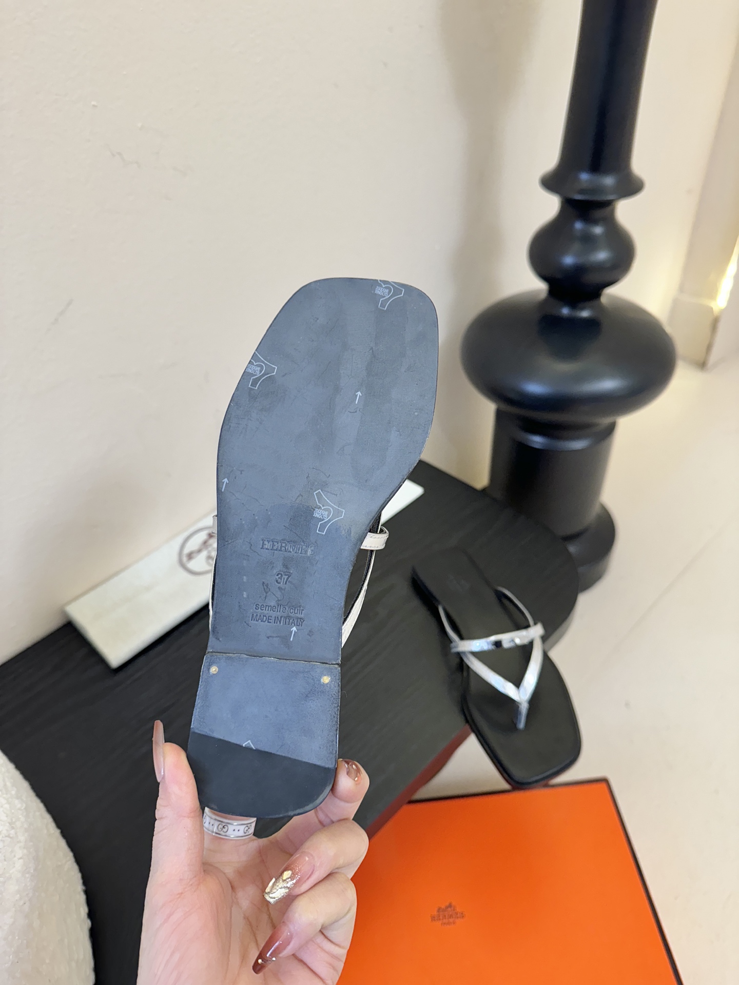 ❥SNGG简介｜简约H夹脚拖H拖在人潮中脱颖而出，是一件很好搭配的时髦单品，黑色的沉稳气质轻松百搭，加上