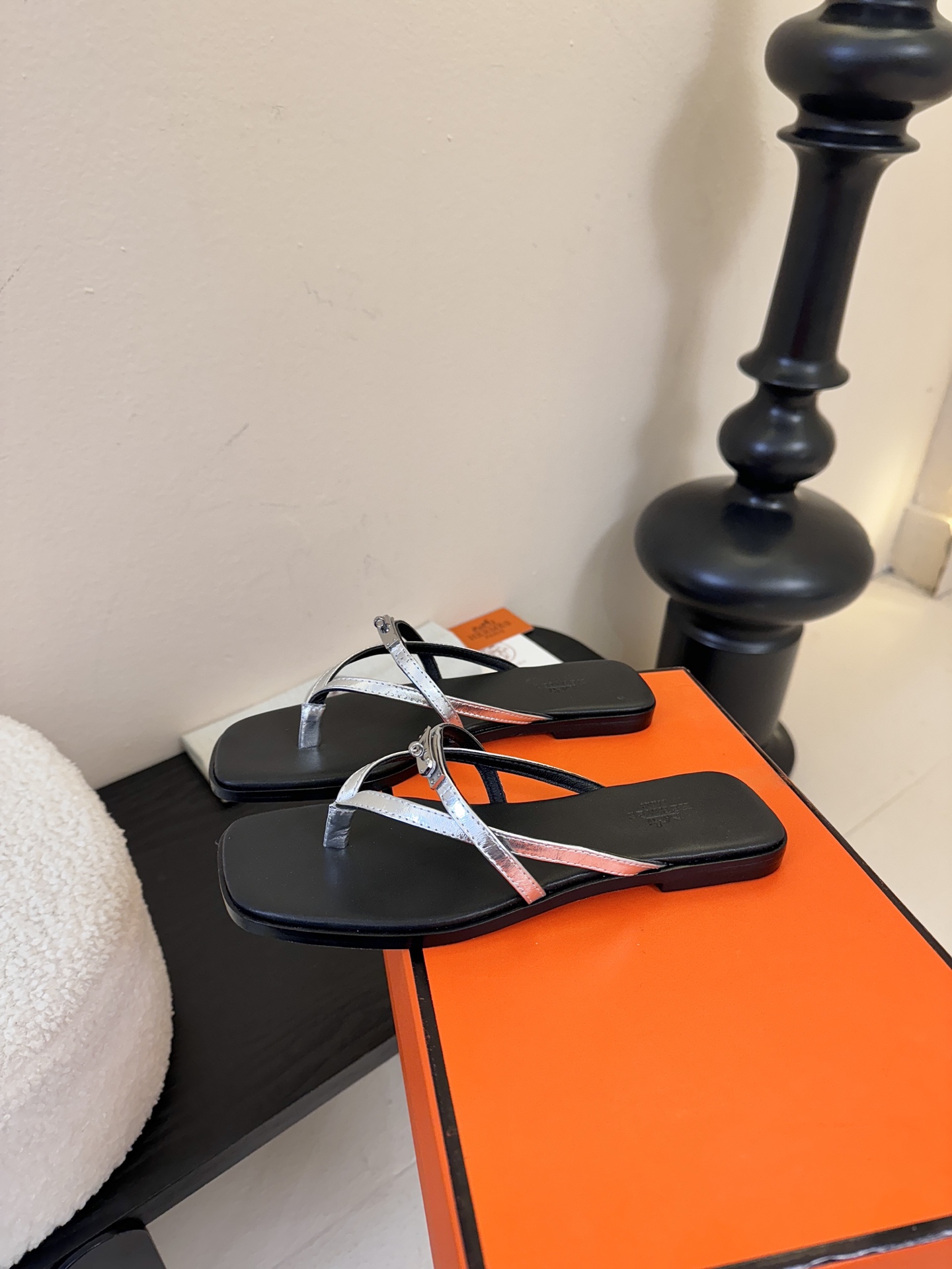 ❥SNGG简介｜简约H夹脚拖H拖在人潮中脱颖而出，是一件很好搭配的时髦单品，黑色的沉稳气质轻松百搭，加上