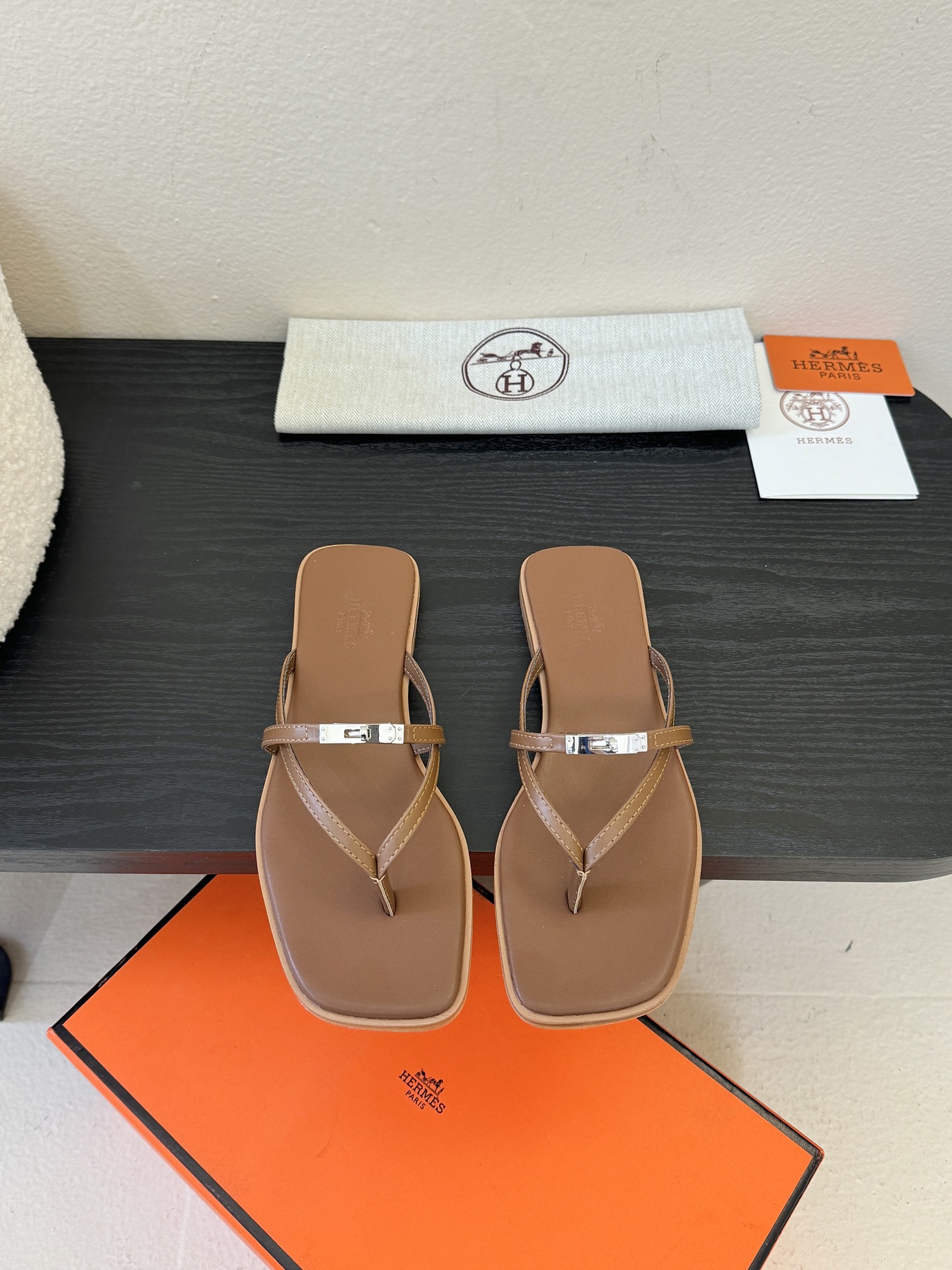 ❥SNGG简介｜简约H夹脚拖H拖在人潮中脱颖而出，是一件很好搭配的时髦单品，黑色的沉稳气质轻松百搭，加上