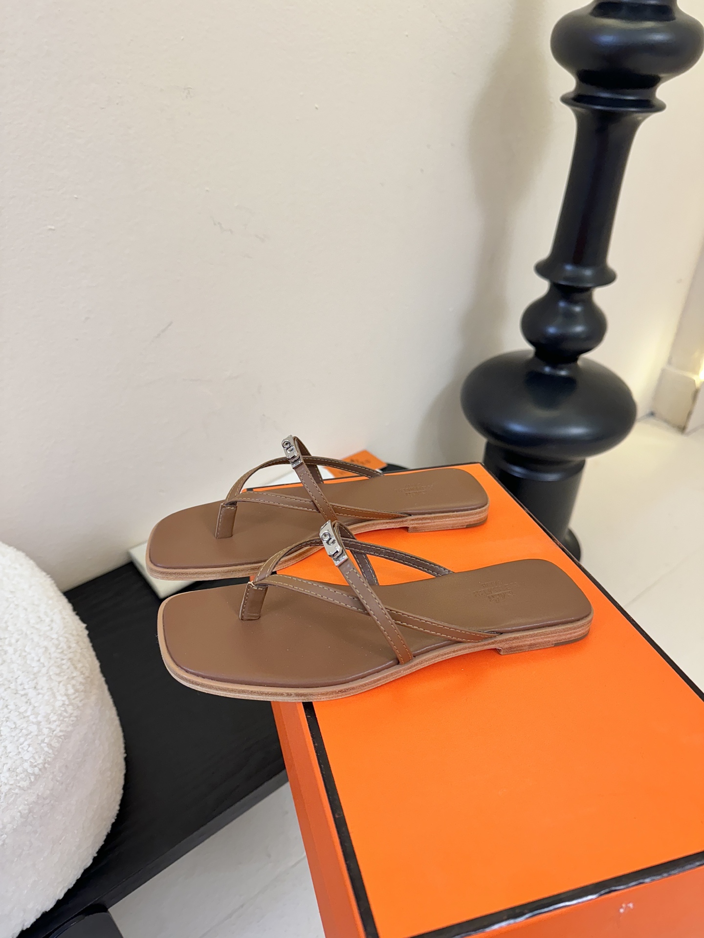 ❥SNGG简介｜简约H夹脚拖H拖在人潮中脱颖而出，是一件很好搭配的时髦单品，黑色的沉稳气质轻松百搭，加上