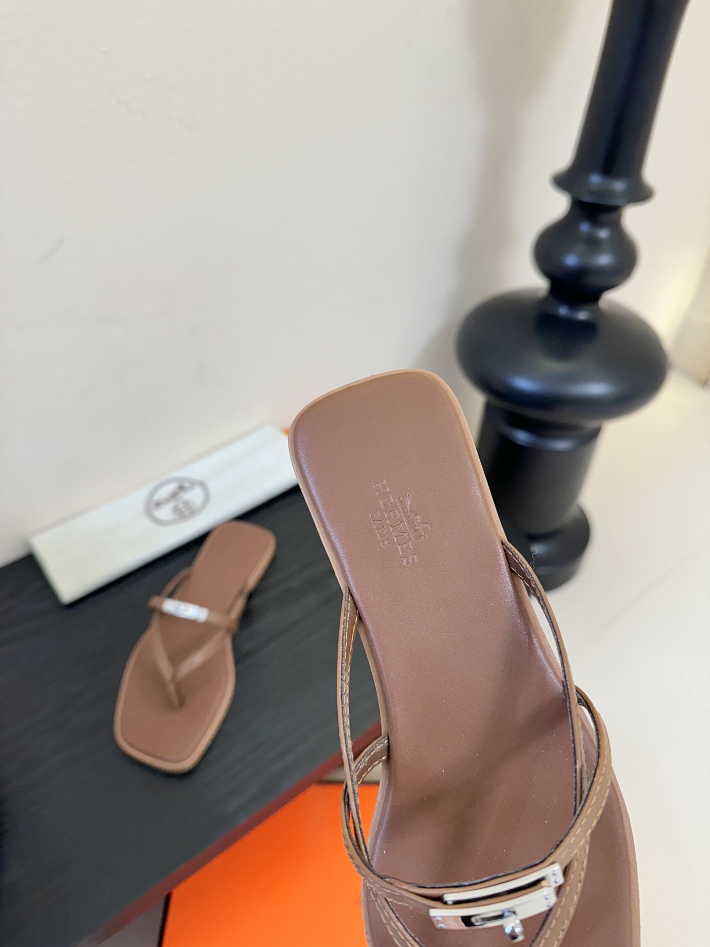 ❥SNGG简介｜简约H夹脚拖H拖在人潮中脱颖而出，是一件很好搭配的时髦单品，黑色的沉稳气质轻松百搭，加上