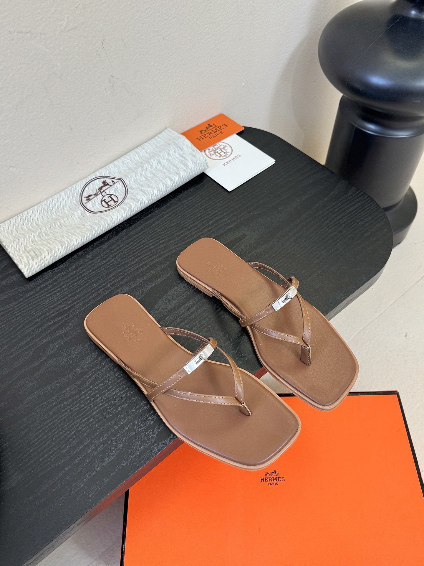 ❥SNGG简介｜简约H夹脚拖H拖在人潮中脱颖而出，是一件很好搭配的时髦单品，黑色的沉稳气质轻松百搭，加上