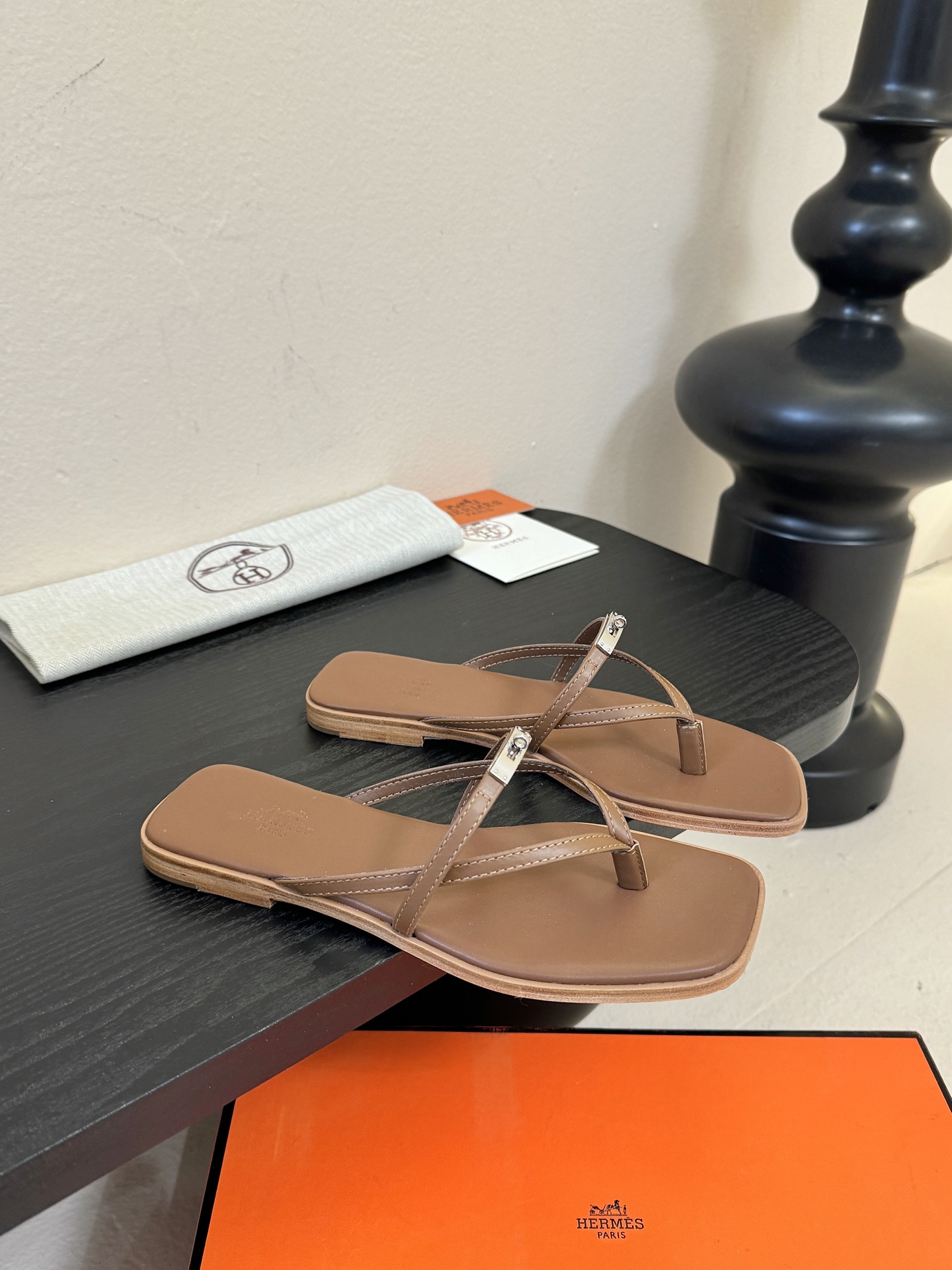 ❥SNGG简介｜简约H夹脚拖H拖在人潮中脱颖而出，是一件很好搭配的时髦单品，黑色的沉稳气质轻松百搭，加上