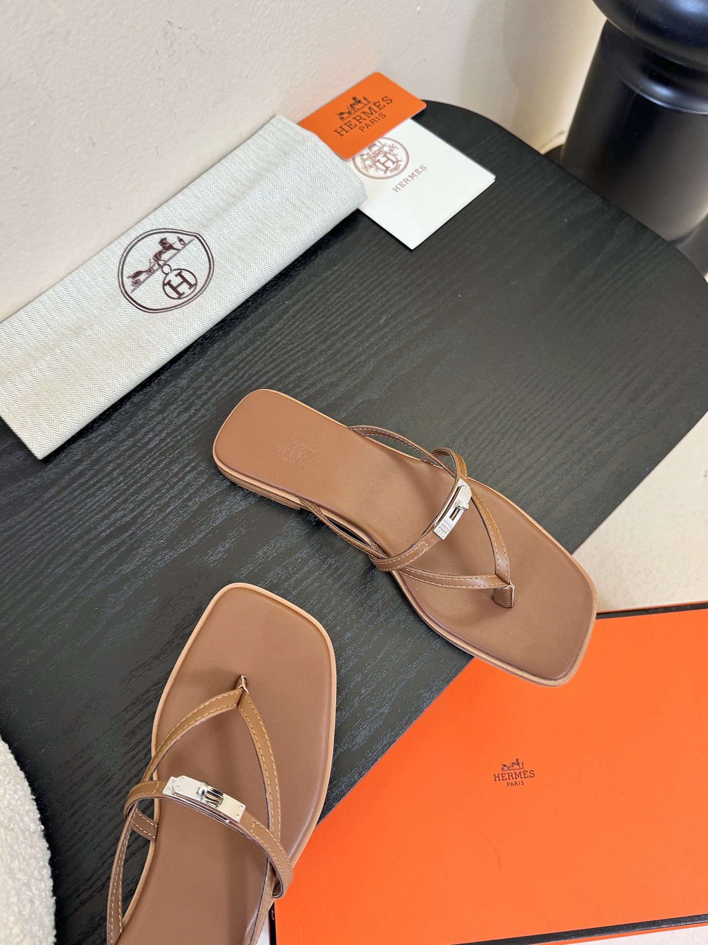 ❥SNGG简介｜简约H夹脚拖H拖在人潮中脱颖而出，是一件很好搭配的时髦单品，黑色的沉稳气质轻松百搭，加上