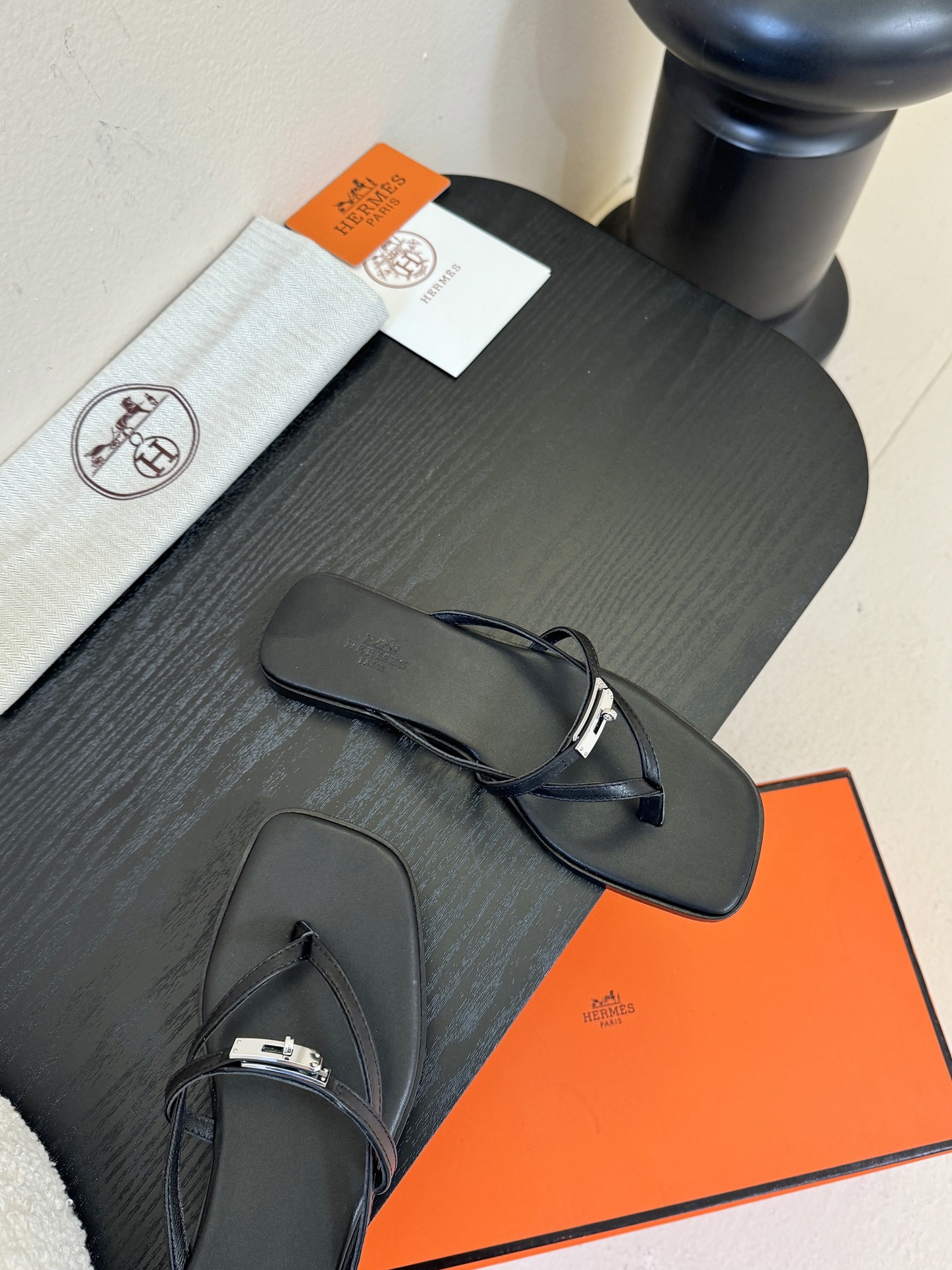 ❥SNGG简介｜简约H夹脚拖H拖在人潮中脱颖而出，是一件很好搭配的时髦单品，黑色的沉稳气质轻松百搭，加上