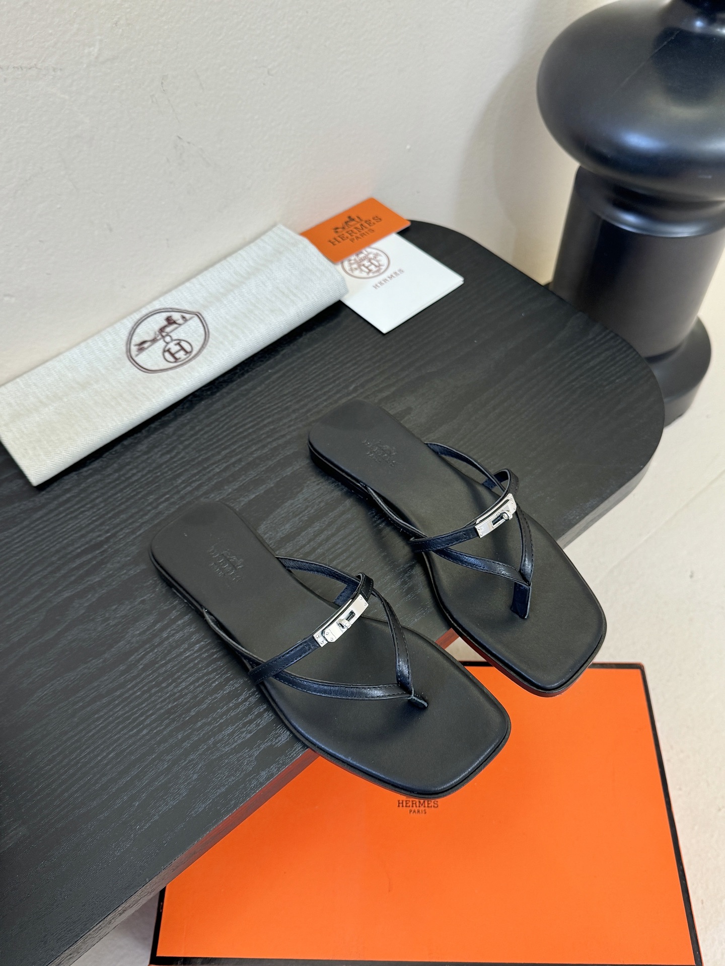 ❥SNGG简介｜简约H夹脚拖H拖在人潮中脱颖而出，是一件很好搭配的时髦单品，黑色的沉稳气质轻松百搭，加上