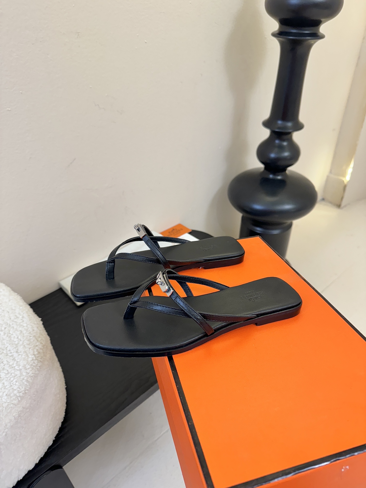 ❥SNGG简介｜简约H夹脚拖H拖在人潮中脱颖而出，是一件很好搭配的时髦单品，黑色的沉稳气质轻松百搭，加上