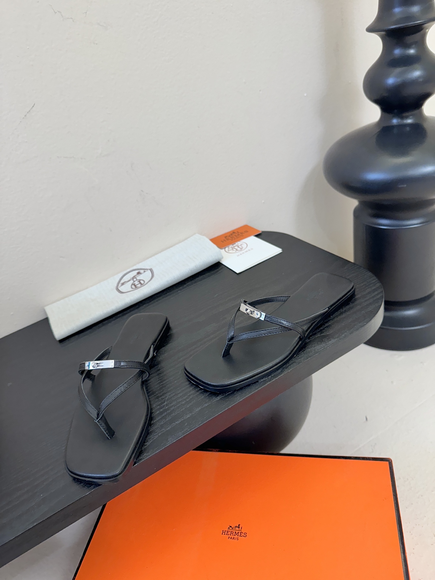 ❥SNGG简介｜简约H夹脚拖H拖在人潮中脱颖而出，是一件很好搭配的时髦单品，黑色的沉稳气质轻松百搭，加上