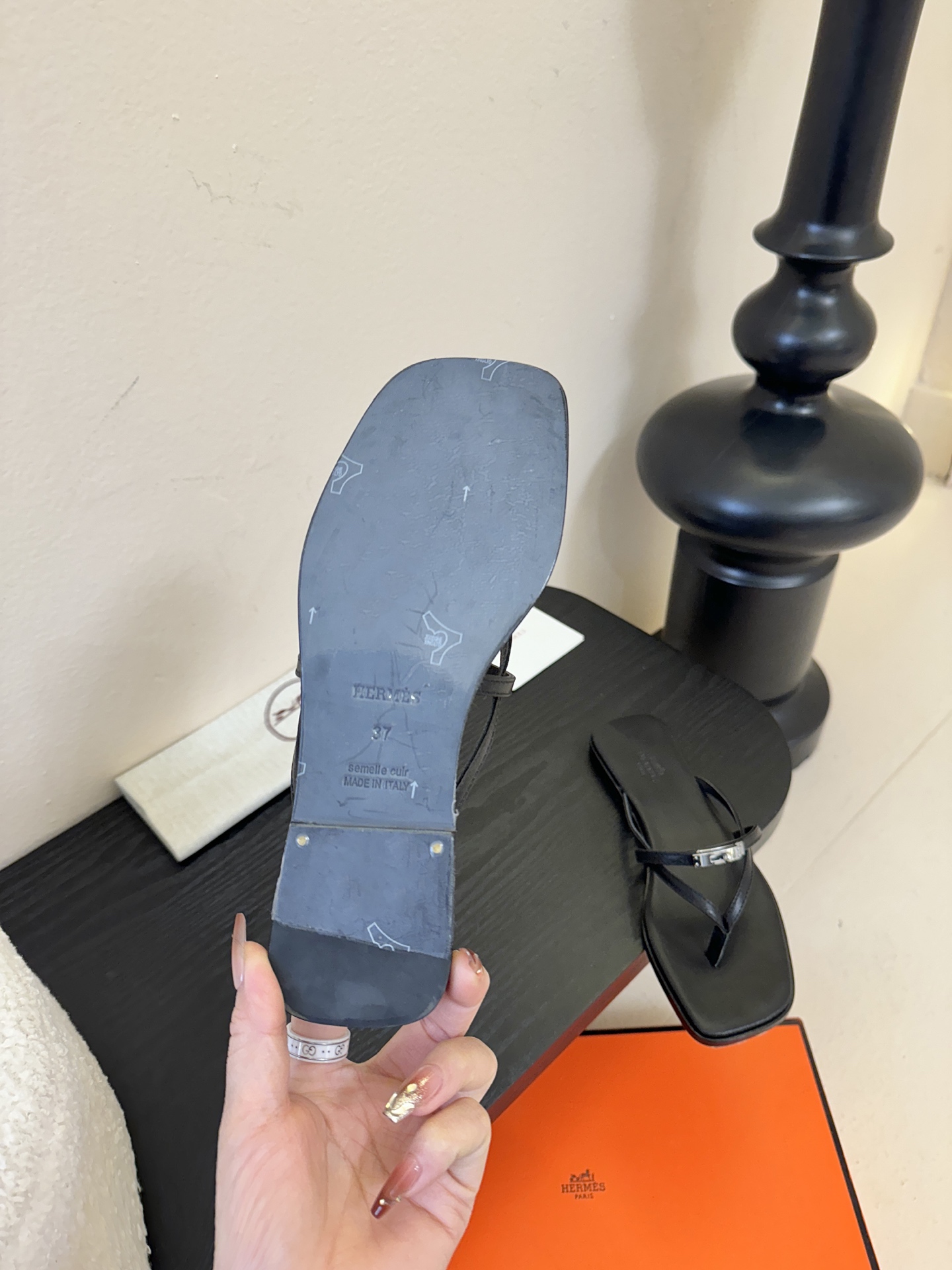 ❥SNGG简介｜简约H夹脚拖H拖在人潮中脱颖而出，是一件很好搭配的时髦单品，黑色的沉稳气质轻松百搭，加上