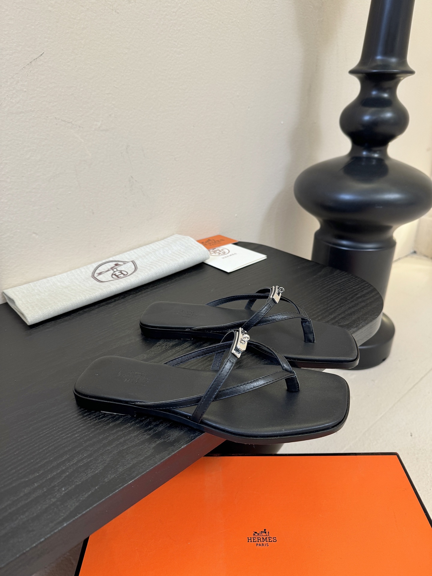 ❥SNGG简介｜简约H夹脚拖H拖在人潮中脱颖而出，是一件很好搭配的时髦单品，黑色的沉稳气质轻松百搭，加上