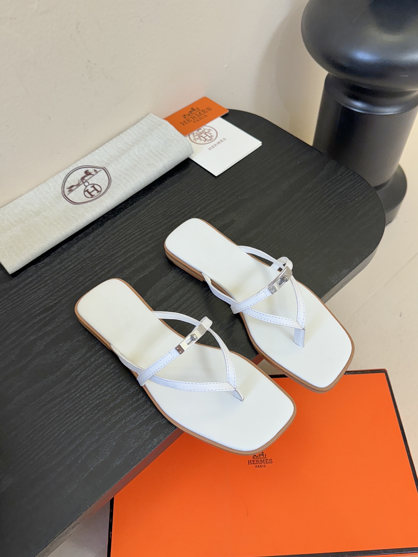 NO:705748,Introduction to SNGG｜Simple H flip-flops H flip-flops stand out in the crowd. They are a fashionable item that goes well with each other. The calm temperament of black is easy and versatile, and with the classic H style, you can finally run faster than people wearing slippers. The leather is very soft, and the soles are also original custom-made, adding a bit of urban and unrestrained feeling to the hot summer. - MATERIAL Material - Upper Original custom cowhide lining Imported sheepskin outsole Genuine leather outsole, high heel, flat bottom, size #35～39 (40 customized, non-refundable), split-toe shoes, slippers, cowhide, sheepskin, Leather soles19860909SNGG简介｜简约H夹脚拖 H拖在人潮中脱颖而出,是一件很好搭配的时髦单品,黑色的沉稳气质轻松百搭,加上经典的H样式,这回终于可以跑的比穿拖鞋的人快了,皮质很软,鞋底也是原版定制,给燥热的夏季增添了些许都市感和无拘无束的感觉. - MATERIAL 材质 - 鞋面 原版定制牛皮 內里 进口羊皮 大底 真皮大底 跟高 平底 size #35～39（40定制不退换）,分趾鞋,slippers,cowhide,sheepskin,Leather soles,Women's Shoes