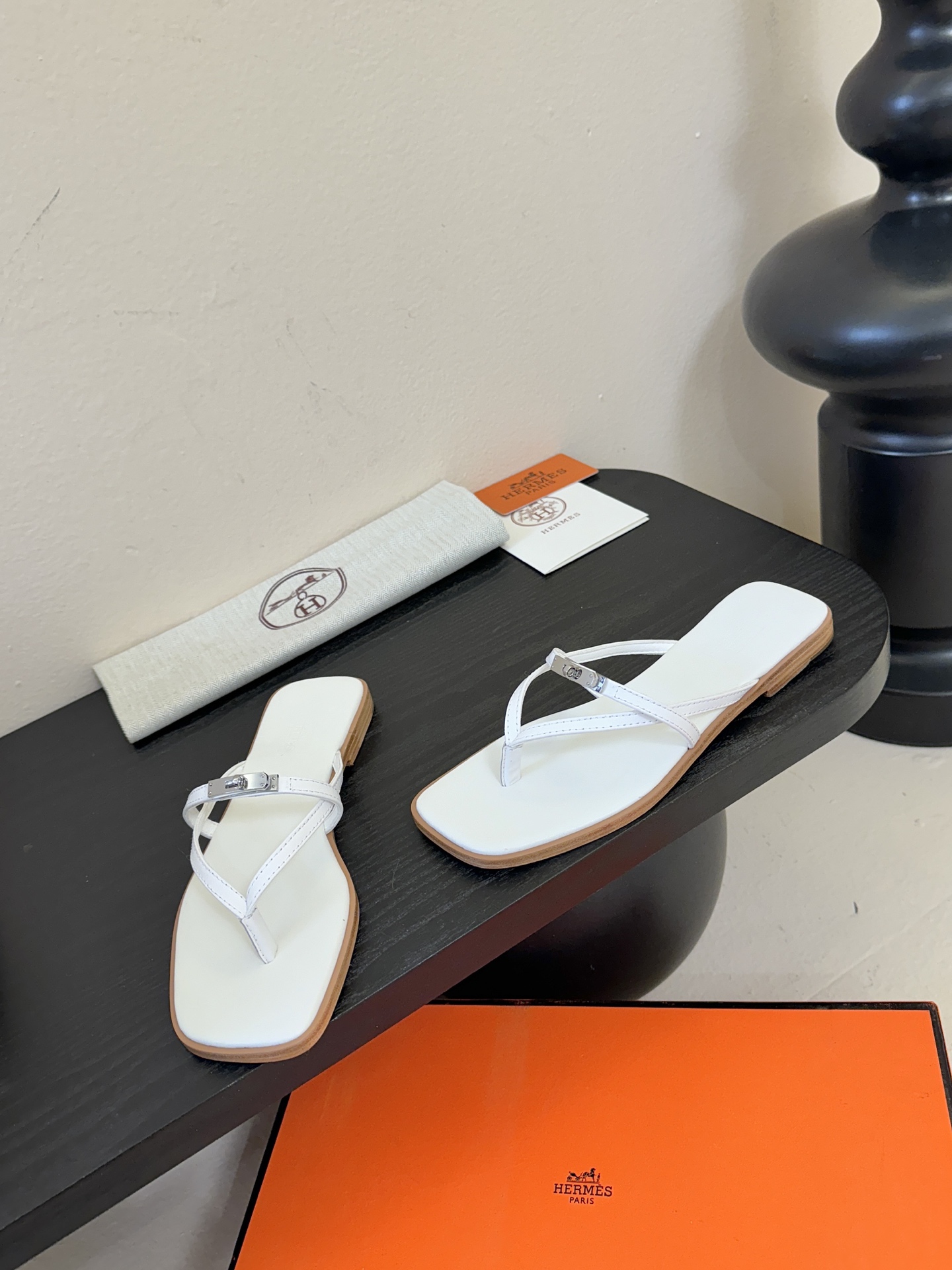 ❥SNGG简介｜简约H夹脚拖H拖在人潮中脱颖而出，是一件很好搭配的时髦单品，黑色的沉稳气质轻松百搭，加上