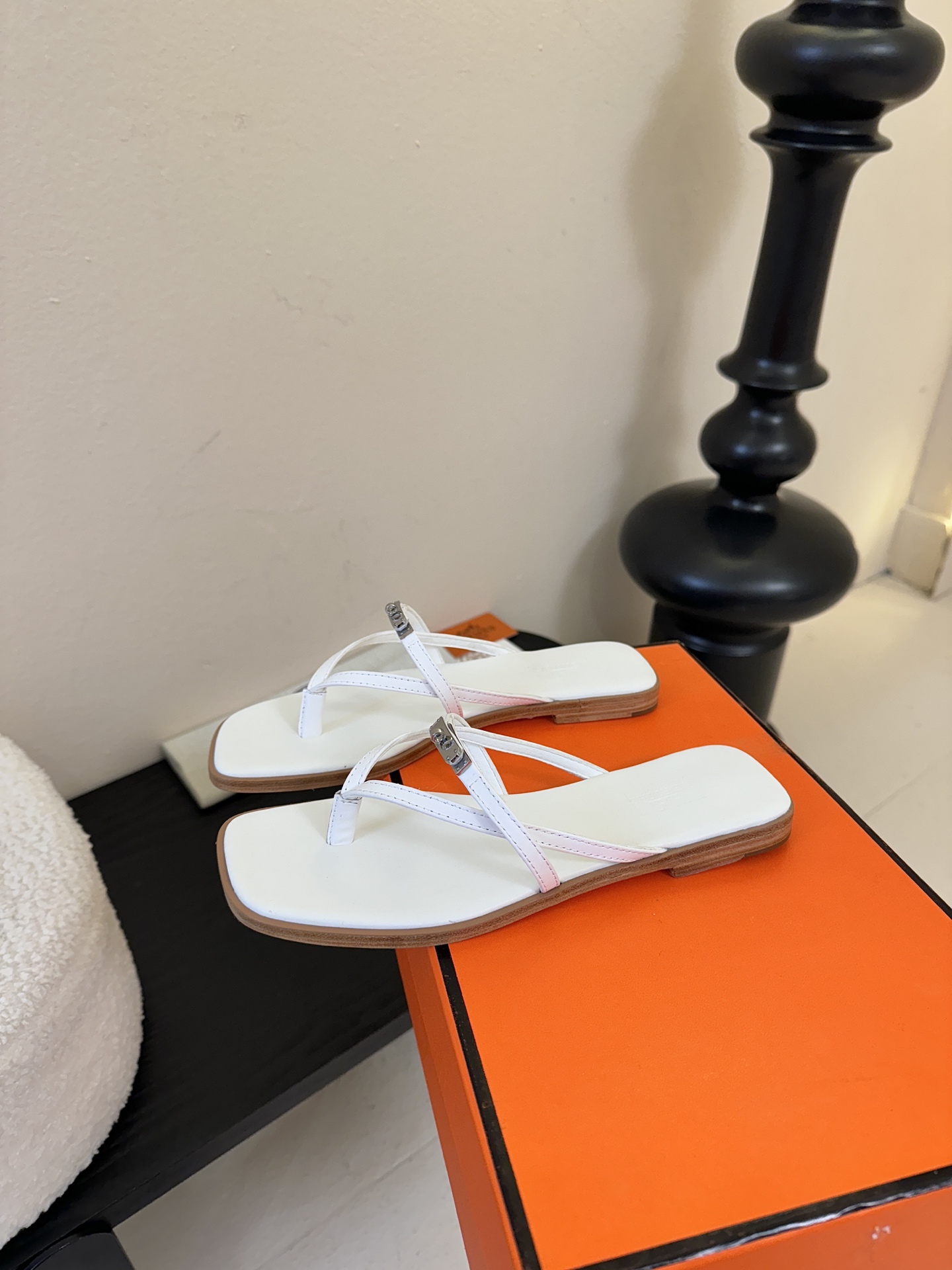 ❥SNGG简介｜简约H夹脚拖H拖在人潮中脱颖而出，是一件很好搭配的时髦单品，黑色的沉稳气质轻松百搭，加上