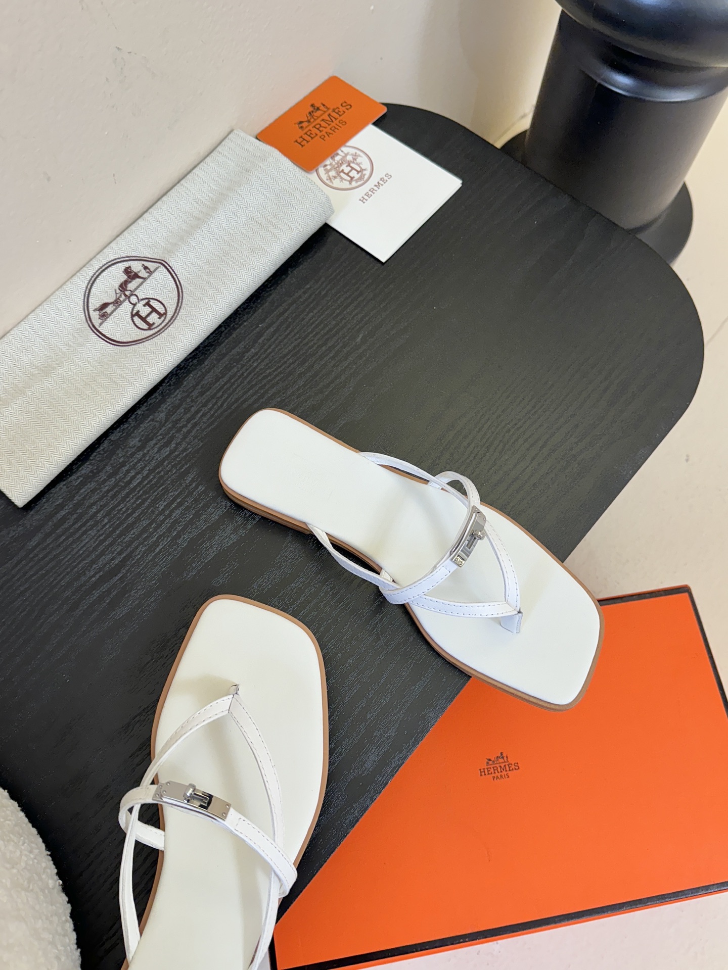 ❥SNGG简介｜简约H夹脚拖H拖在人潮中脱颖而出，是一件很好搭配的时髦单品，黑色的沉稳气质轻松百搭，加上