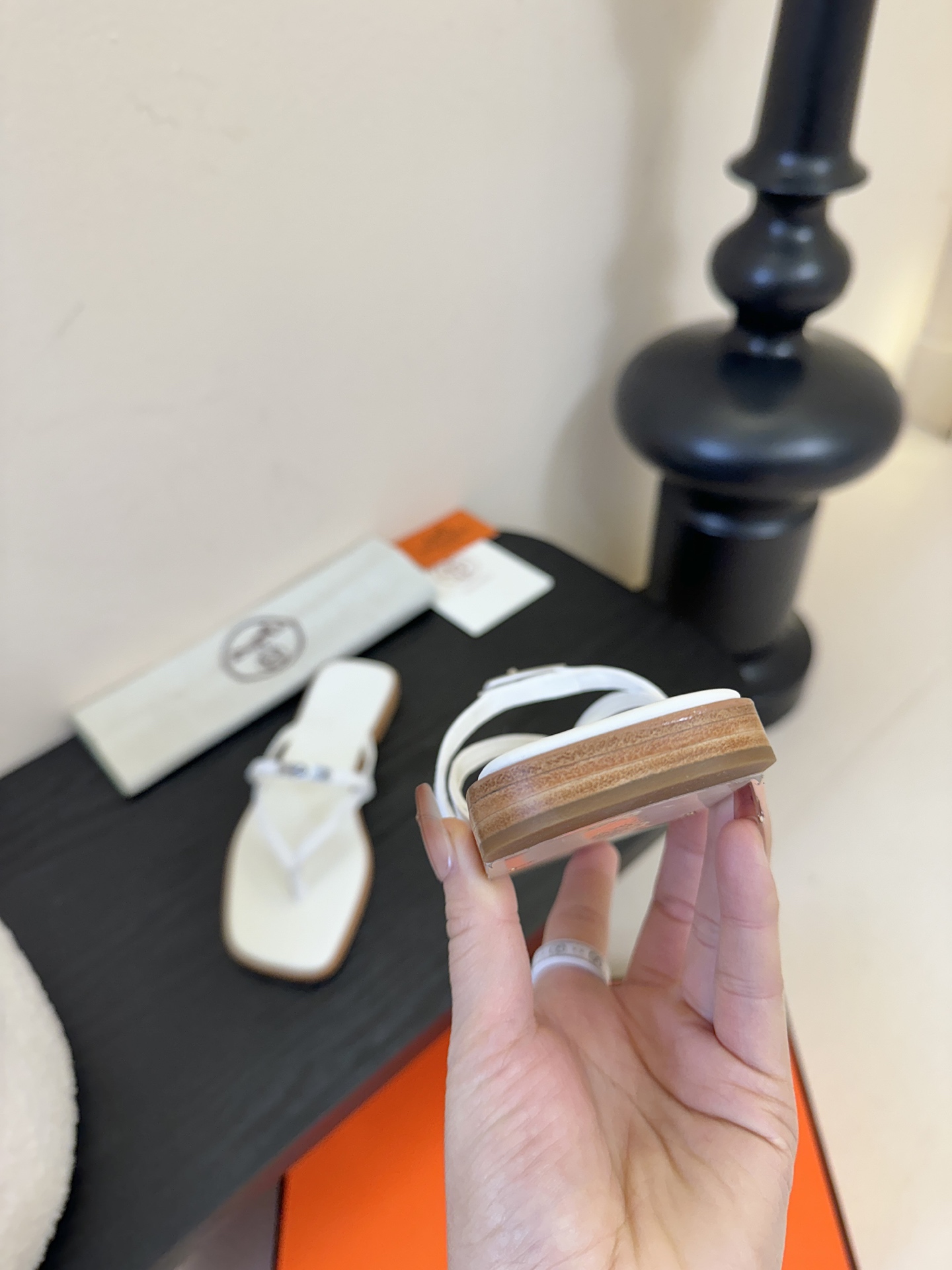 ❥SNGG简介｜简约H夹脚拖H拖在人潮中脱颖而出，是一件很好搭配的时髦单品，黑色的沉稳气质轻松百搭，加上