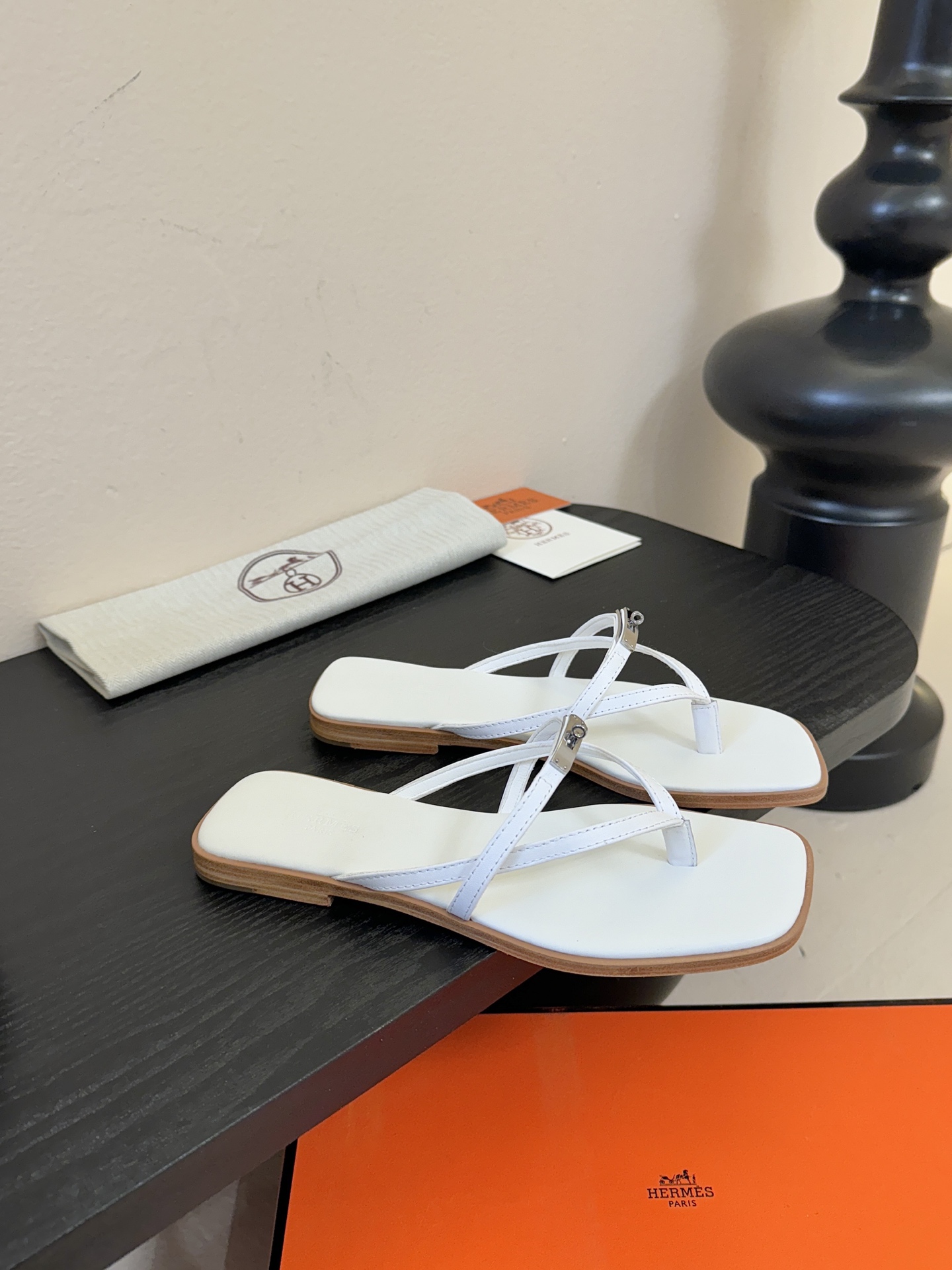 ❥SNGG简介｜简约H夹脚拖H拖在人潮中脱颖而出，是一件很好搭配的时髦单品，黑色的沉稳气质轻松百搭，加上