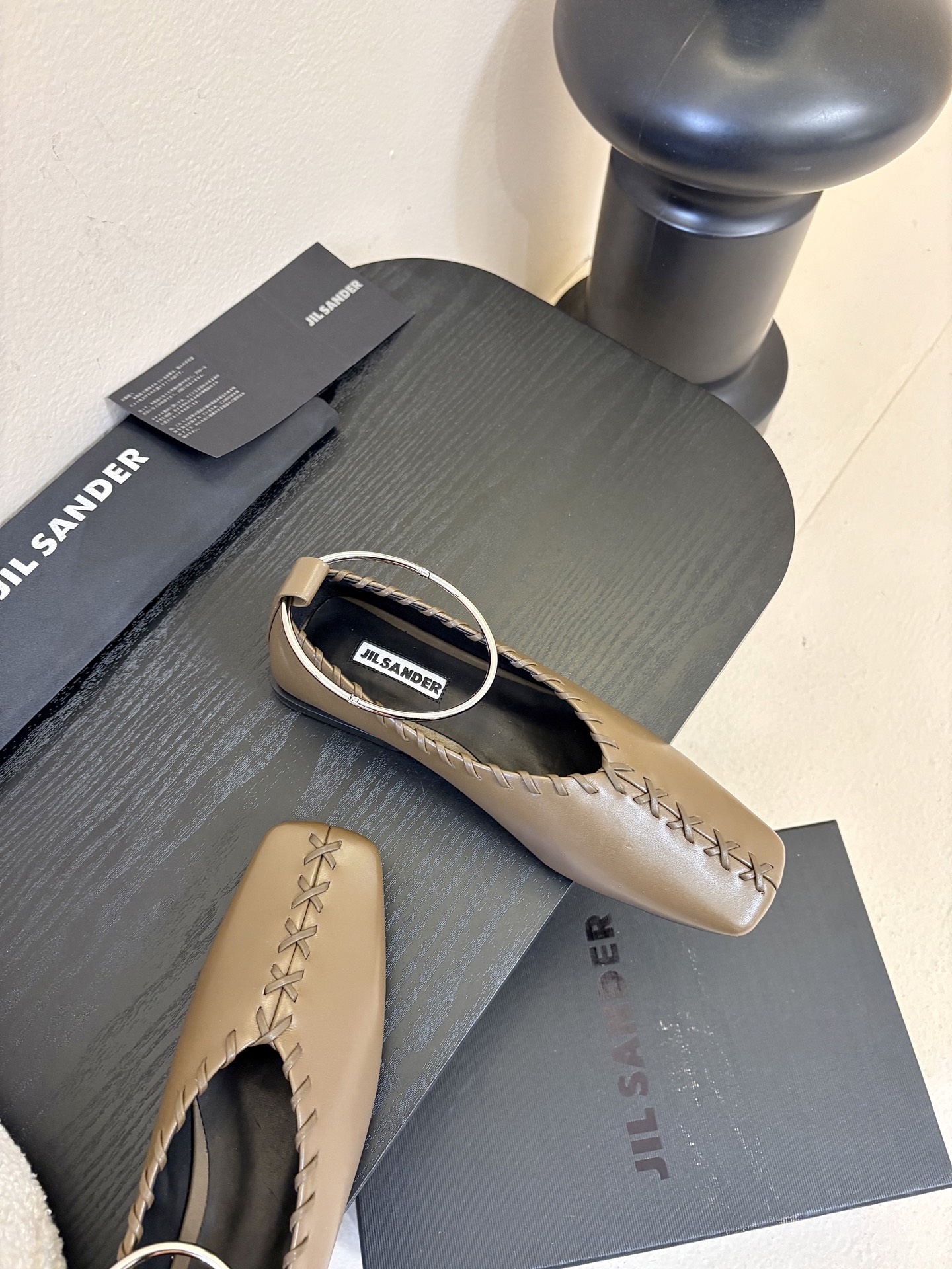 Jilsander 吉尔桑达26春夏新色经典圆环五金扣方头平底鞋🌿🌿💗超级推荐款！ 一直很火🔥 从未被超