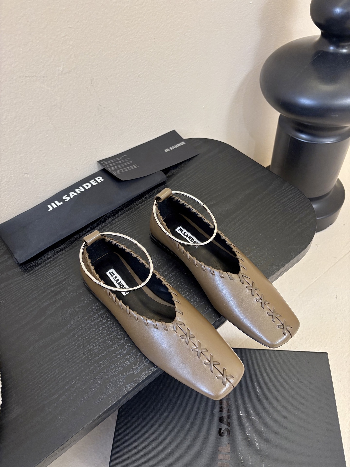 Jilsander 吉尔桑达26春夏新色经典圆环五金扣方头平底鞋🌿🌿💗超级推荐款！ 一直很火🔥 从未被超