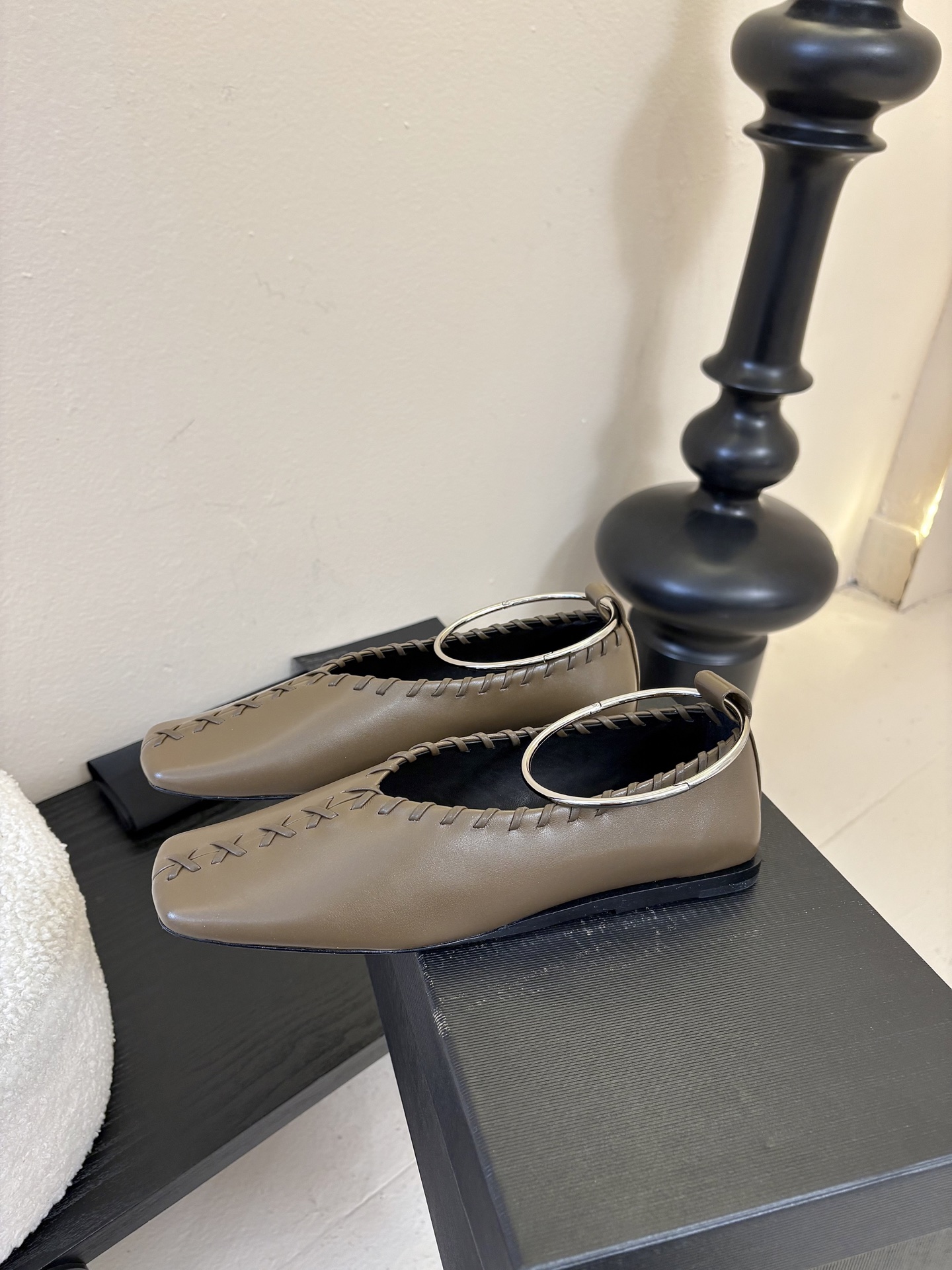 Jilsander 吉尔桑达26春夏新色经典圆环五金扣方头平底鞋🌿🌿💗超级推荐款！ 一直很火🔥 从未被超