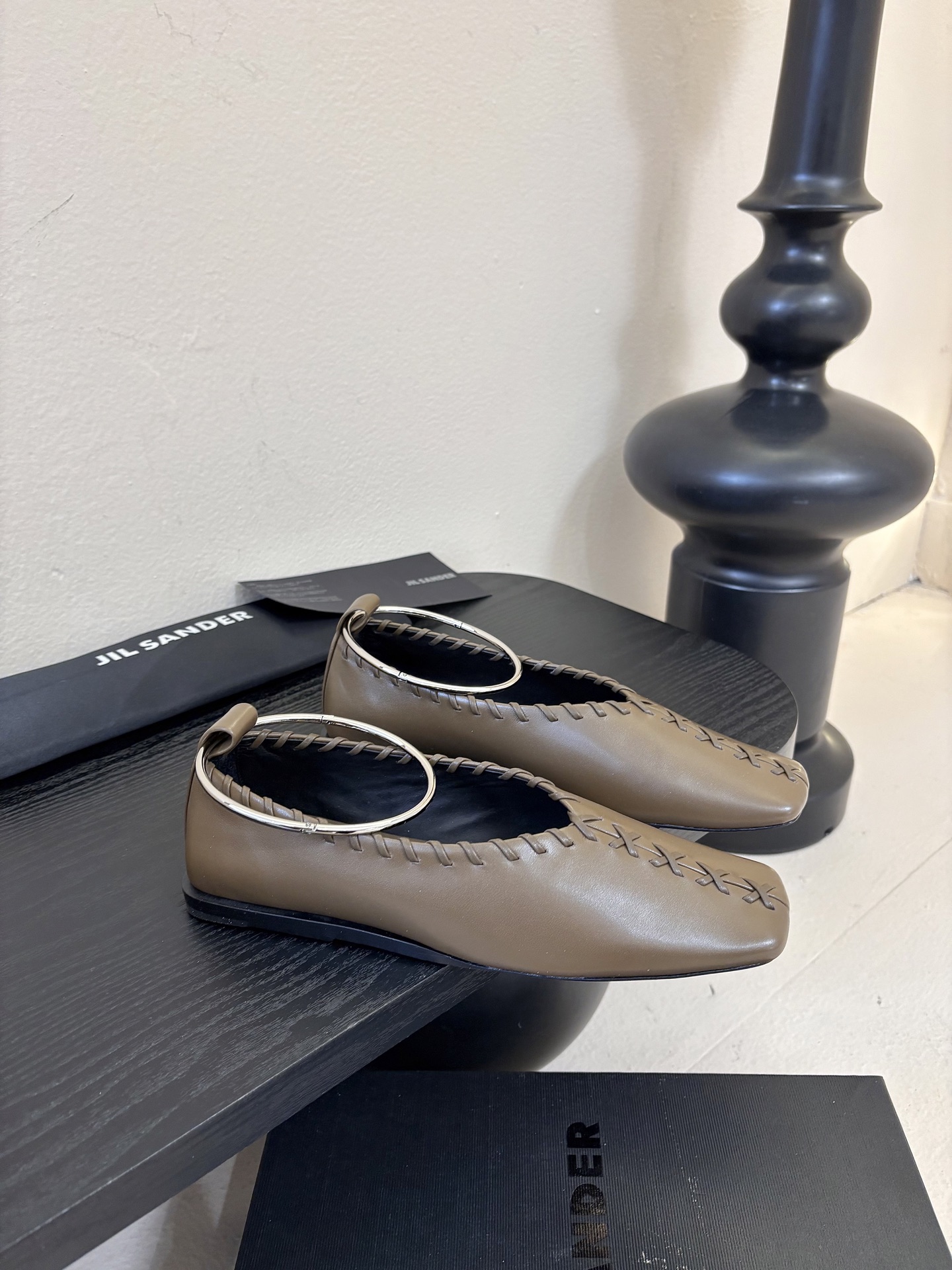 Jilsander 吉尔桑达26春夏新色经典圆环五金扣方头平底鞋🌿🌿💗超级推荐款！ 一直很火🔥 从未被超