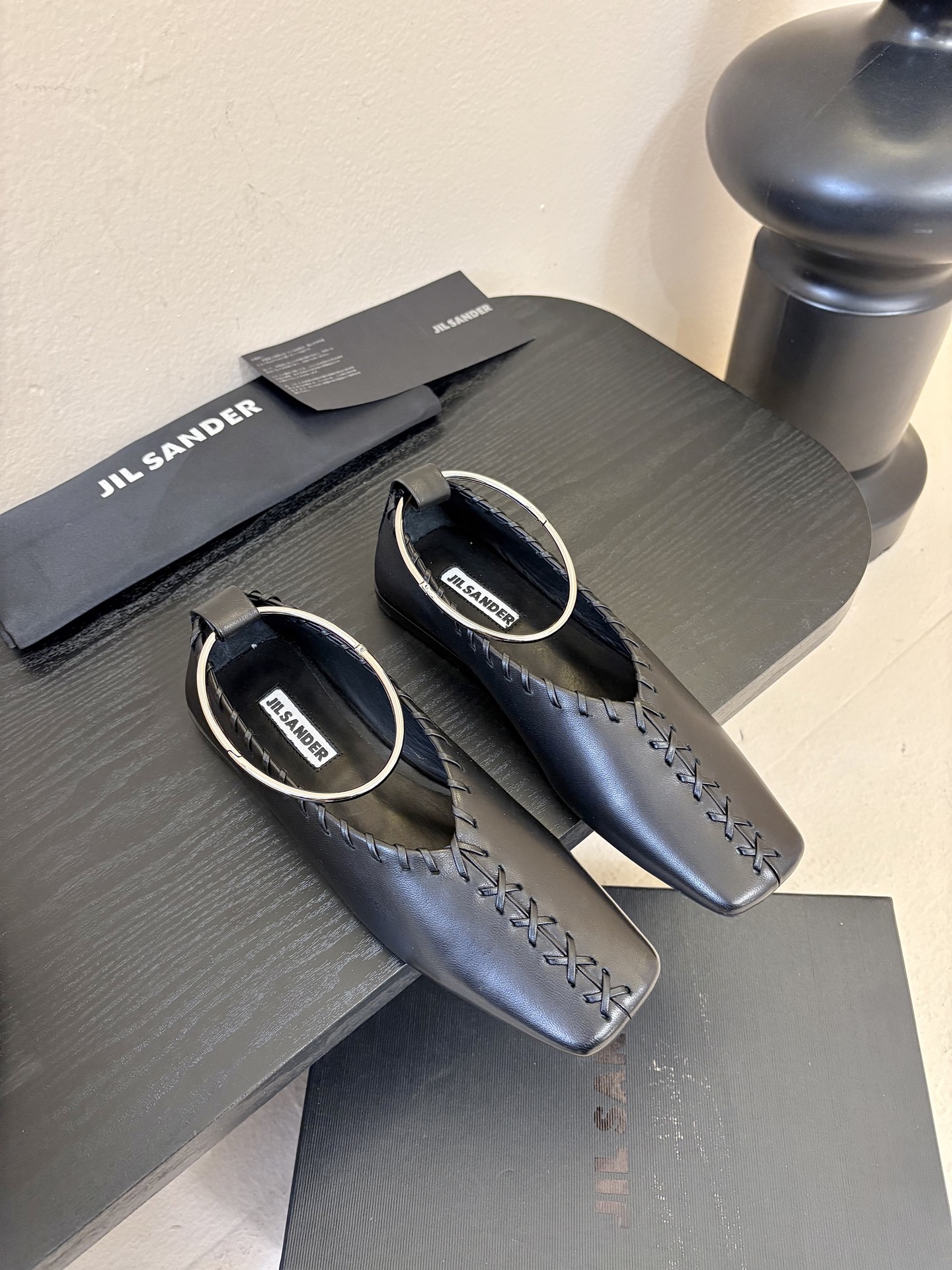 NO:705743,Jilsander 26 spring and summer new color classic ring hardware buckle square toe flat shoes are super recommended!  Always popular and never surpassed!  The counter quickly ran out of new colors as soon as they launched. The small square toe is very chic. The silver ring buckle makes the feet look slimmer. It can also be removed and worn twice. The upper is made of imported mixed sheepskin!  The inner pads are made of water-dyed cowhide, and the original molded steel hardware round buckles will not fade or rust!  The texture and weight are the same as the original!  Thickened original leather outsole imported from Italy Size: 35-41 (40 and 41 orders are non-refundable), single shoes, jil sander, jil sander, flats, cowhide, sheepskin, Leather soles19860909Jilsander 吉尔桑达26春夏新色经典圆环五金扣方头平底鞋超级推荐款！ 一直很火 从未被超越！专柜刚推出新色便迅速断货～小方头非常Chic,银色圆环扣很显脚瘦,也可取掉两穿～ 鞋面采用进口混种羊皮！ 内里垫脚为水染牛皮, 原版开模钢质五金圆扣,不掉色不生锈！质感重量原版一致！ 意大利进口加厚原色真皮大底 码数:35-41（40 41订不退换）,单鞋,jil sander,jil sander,flats,cowhide,sheepskin,Leather soles,Women's Shoes