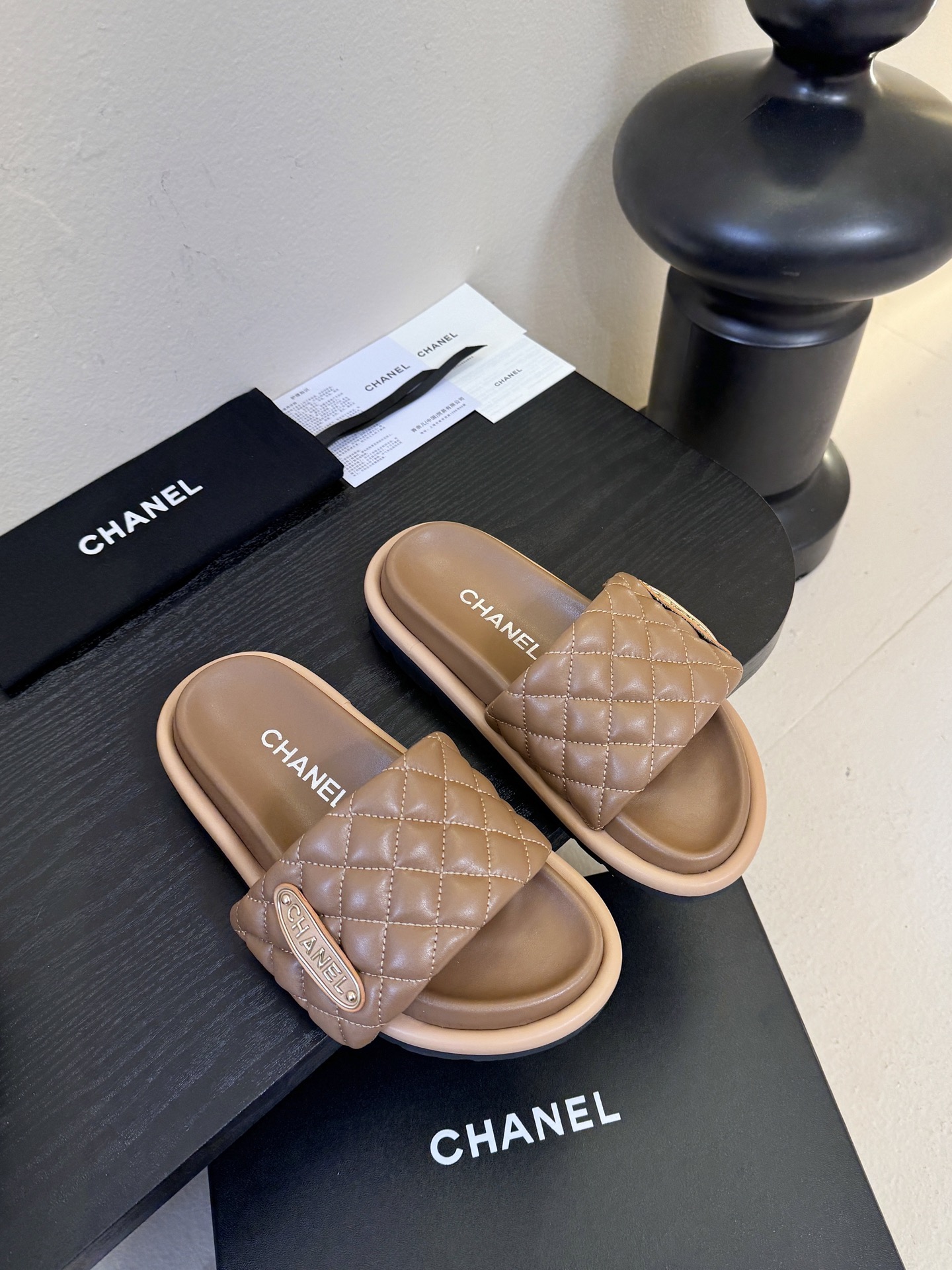 2026ss新款CHANEL小香风香奈儿拖鞋，时尚与舒适的完美融合。经典双C标志搭配璀璨水钻、精致金属装