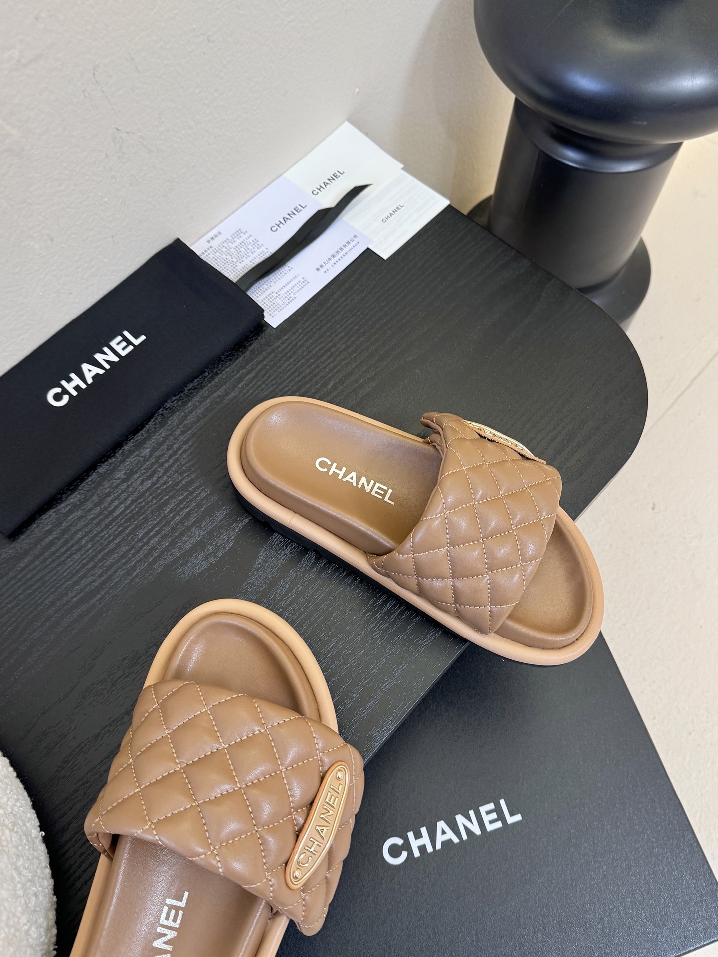 2026ss新款CHANEL小香风香奈儿拖鞋，时尚与舒适的完美融合。经典双C标志搭配璀璨水钻、精致金属装