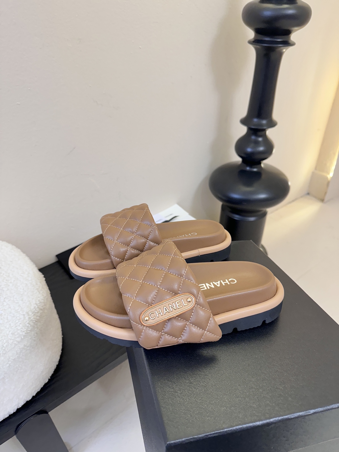 2026ss新款CHANEL小香风香奈儿拖鞋，时尚与舒适的完美融合。经典双C标志搭配璀璨水钻、精致金属装