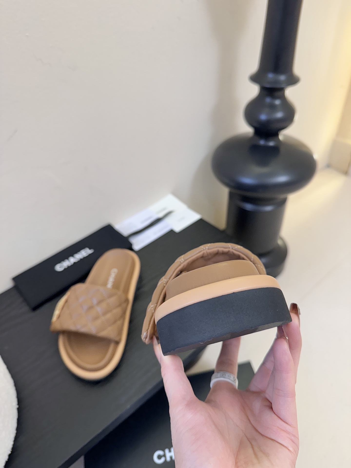 2026ss新款CHANEL小香风香奈儿拖鞋，时尚与舒适的完美融合。经典双C标志搭配璀璨水钻、精致金属装