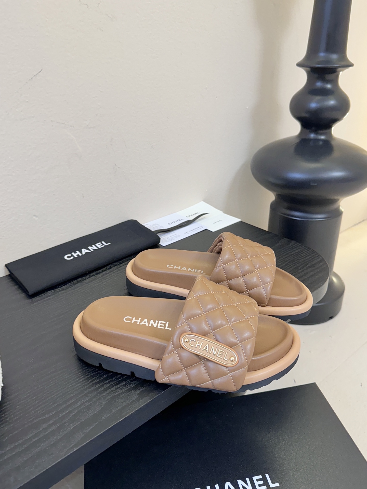 2026ss新款CHANEL小香风香奈儿拖鞋，时尚与舒适的完美融合。经典双C标志搭配璀璨水钻、精致金属装