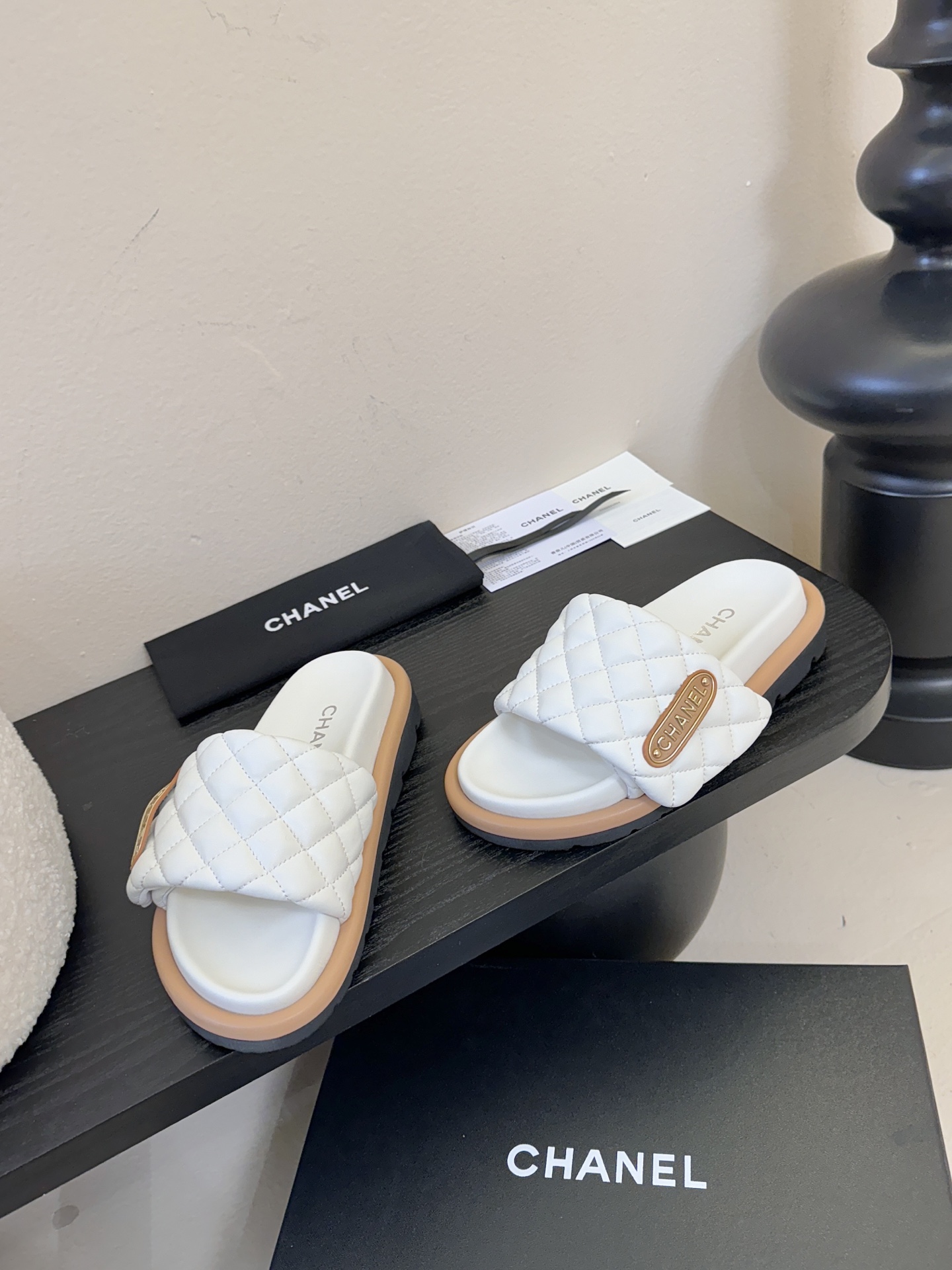 2026ss新款CHANEL小香风香奈儿拖鞋，时尚与舒适的完美融合。经典双C标志搭配璀璨水钻、精致金属装