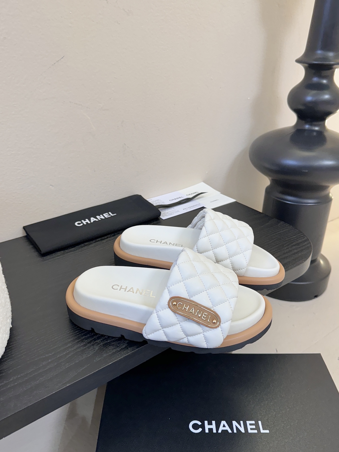 2026ss新款CHANEL小香风香奈儿拖鞋，时尚与舒适的完美融合。经典双C标志搭配璀璨水钻、精致金属装