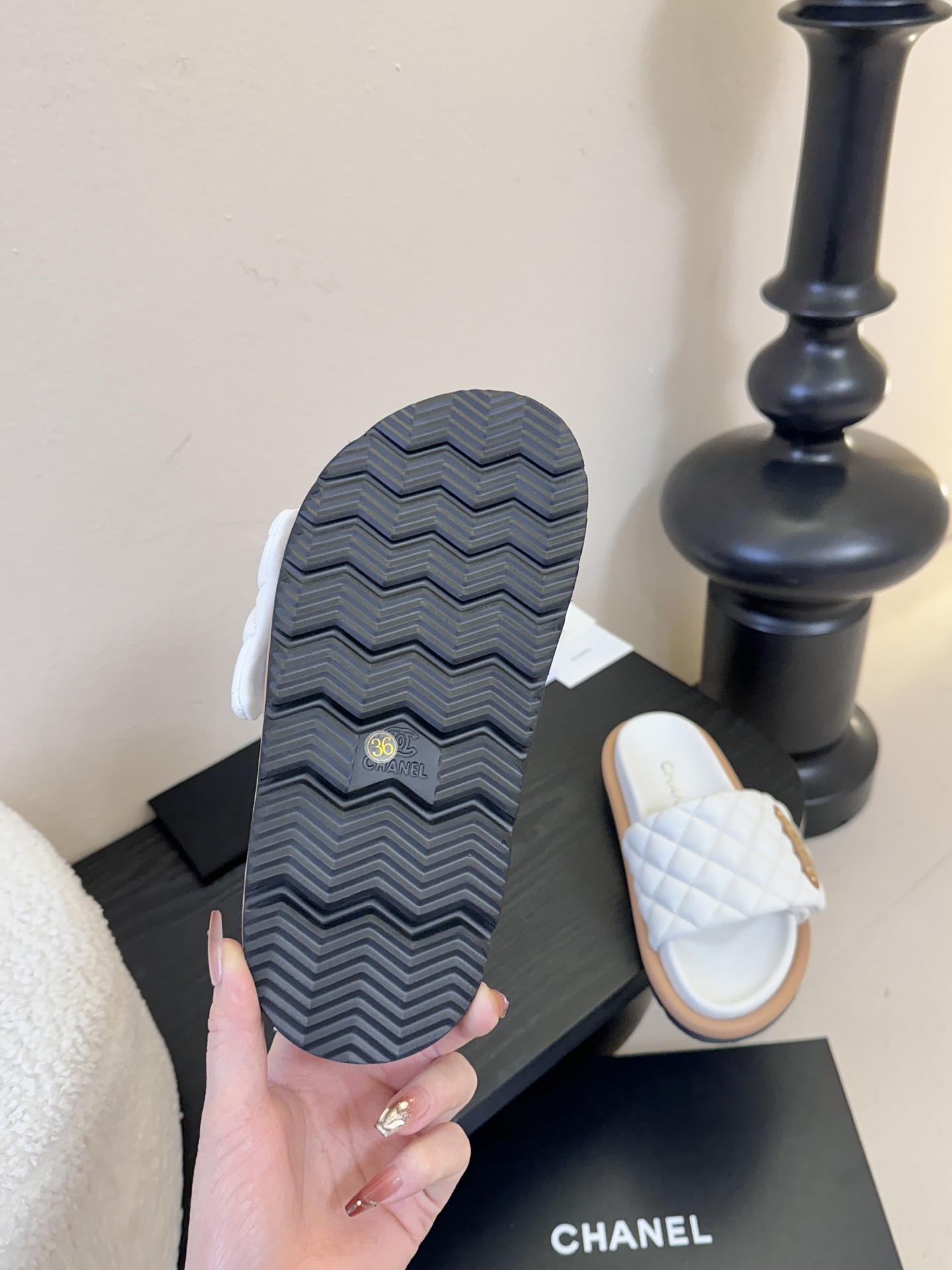 2026ss新款CHANEL小香风香奈儿拖鞋，时尚与舒适的完美融合。经典双C标志搭配璀璨水钻、精致金属装