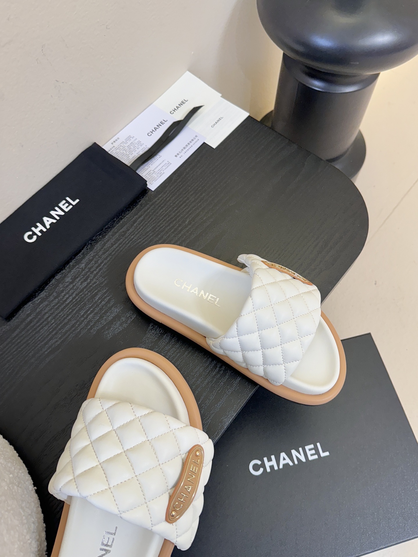 2026ss新款CHANEL小香风香奈儿拖鞋，时尚与舒适的完美融合。经典双C标志搭配璀璨水钻、精致金属装