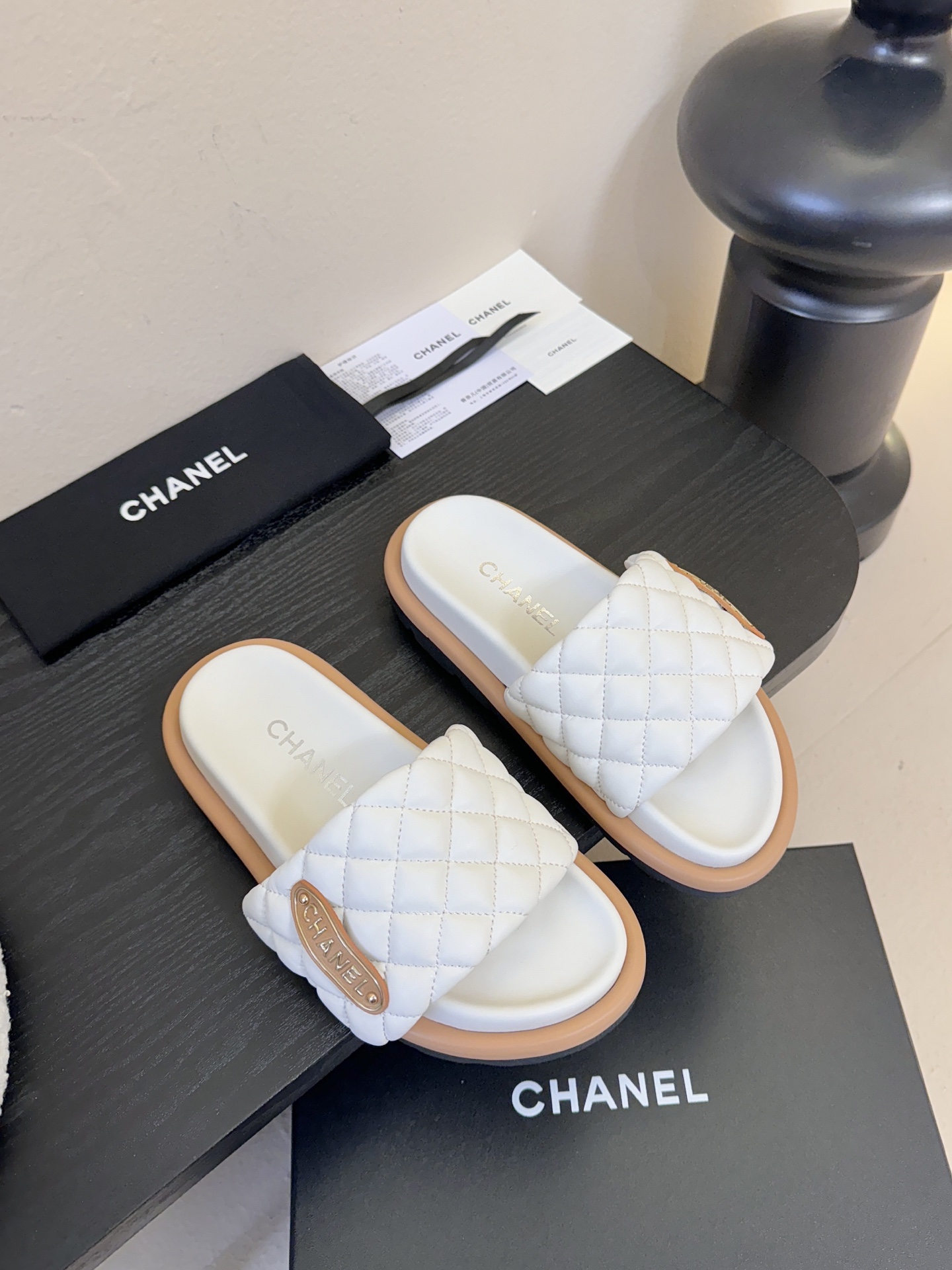 2026ss新款CHANEL小香风香奈儿拖鞋，时尚与舒适的完美融合。经典双C标志搭配璀璨水钻、精致金属装