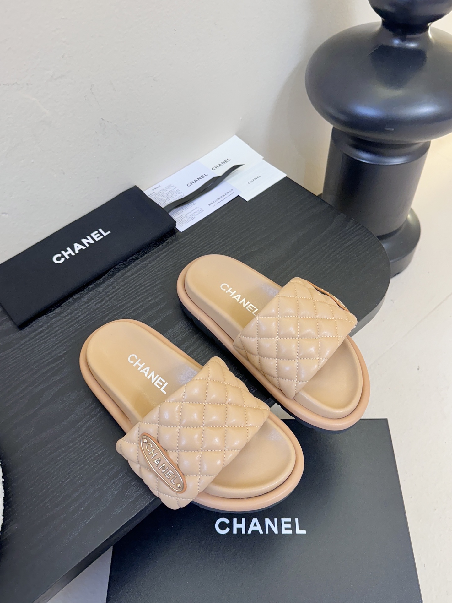 2026ss新款CHANEL小香风香奈儿拖鞋，时尚与舒适的完美融合。经典双C标志搭配璀璨水钻、精致金属装