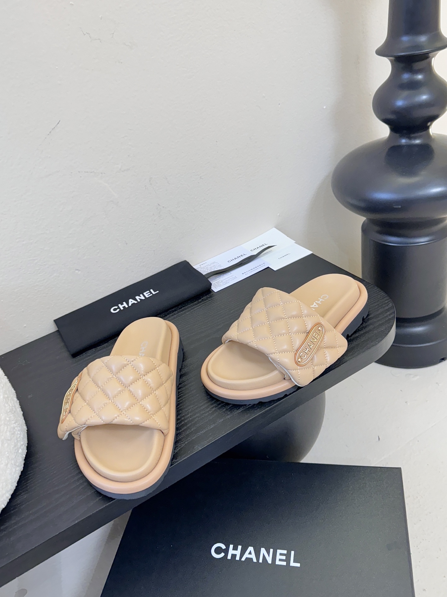 2026ss新款CHANEL小香风香奈儿拖鞋，时尚与舒适的完美融合。经典双C标志搭配璀璨水钻、精致金属装