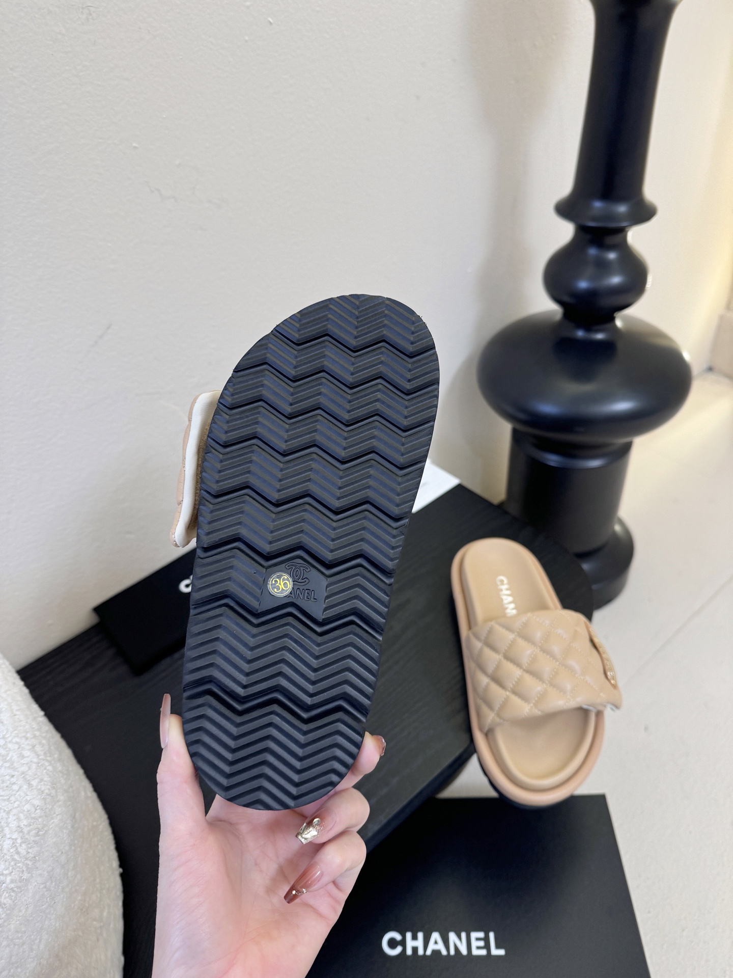 2026ss新款CHANEL小香风香奈儿拖鞋，时尚与舒适的完美融合。经典双C标志搭配璀璨水钻、精致金属装