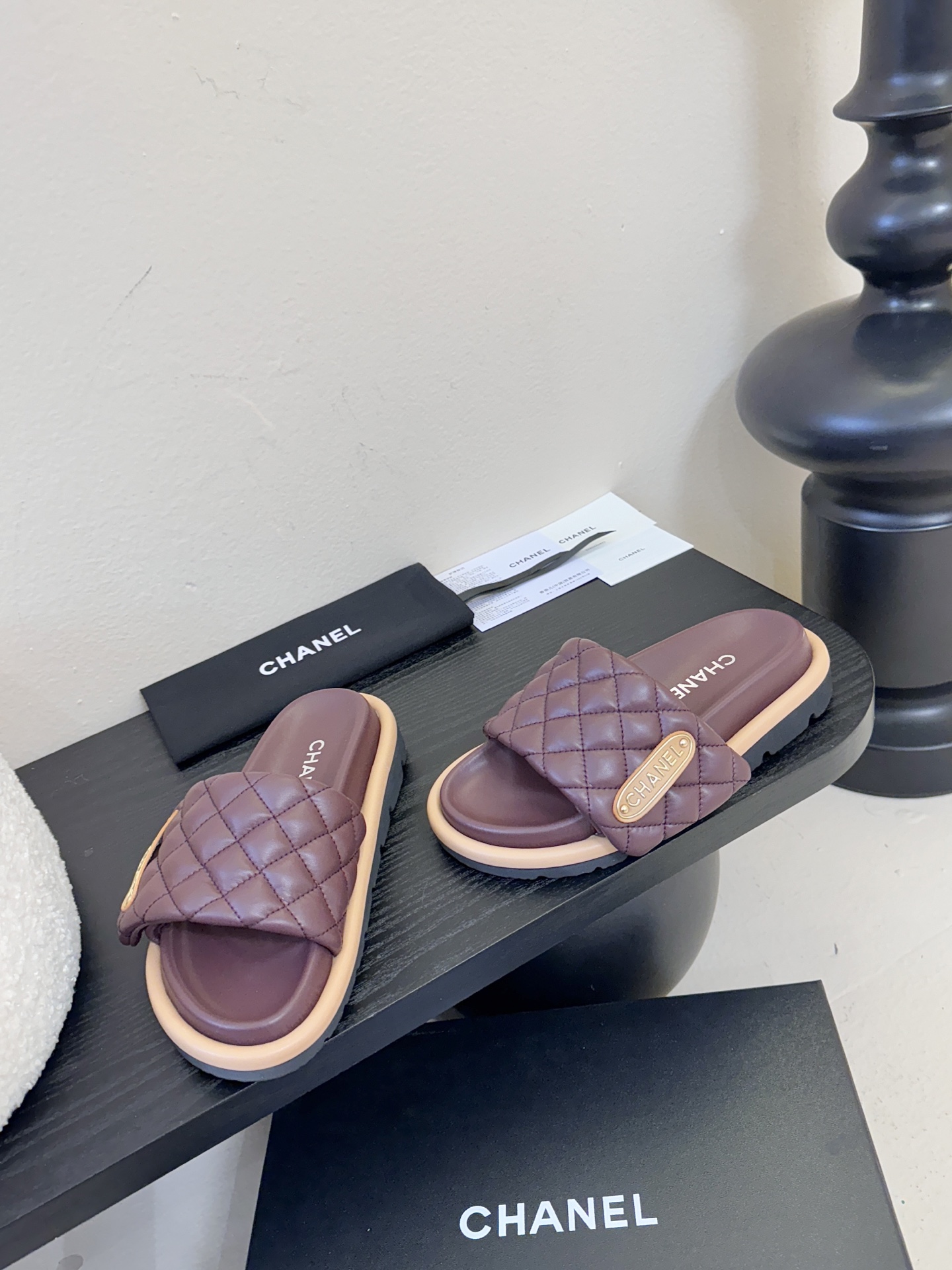 2026ss新款CHANEL小香风香奈儿拖鞋，时尚与舒适的完美融合。经典双C标志搭配璀璨水钻、精致金属装