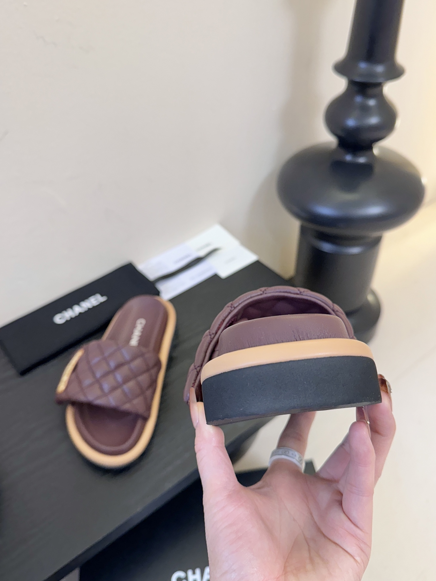 2026ss新款CHANEL小香风香奈儿拖鞋，时尚与舒适的完美融合。经典双C标志搭配璀璨水钻、精致金属装